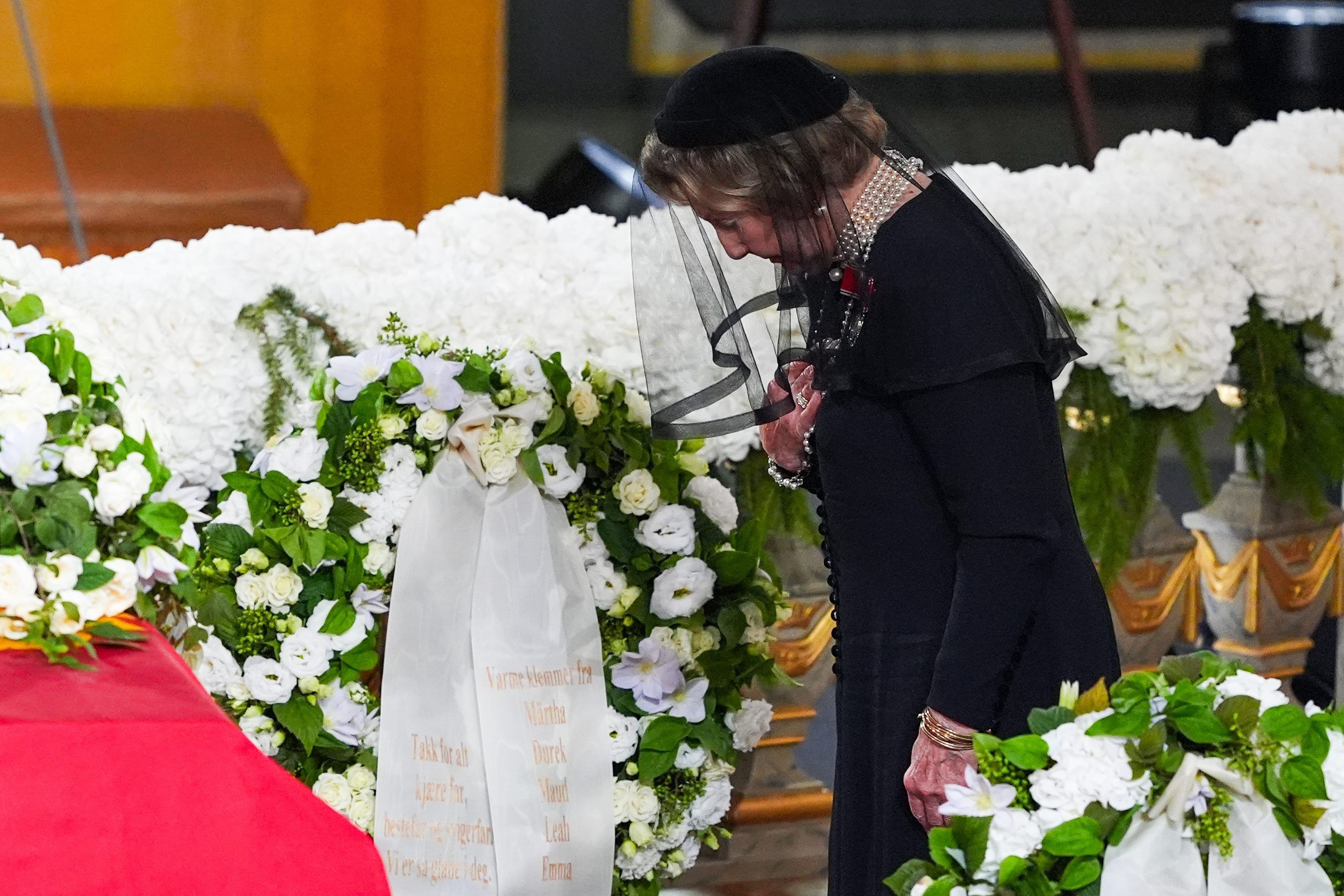 La reina Sonia se despide de Harald de Noruega