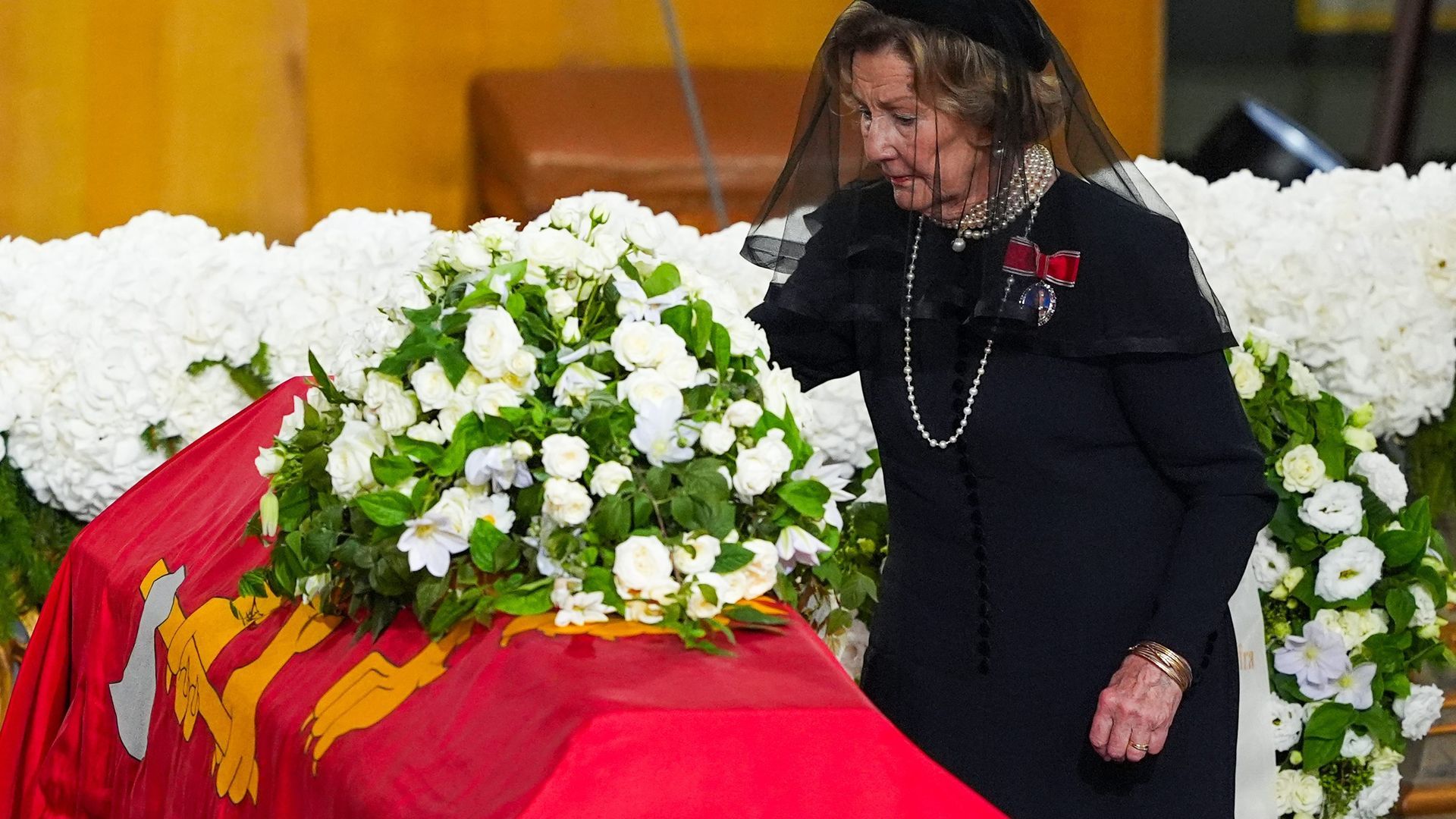 La reina Sonia se despide de su marido