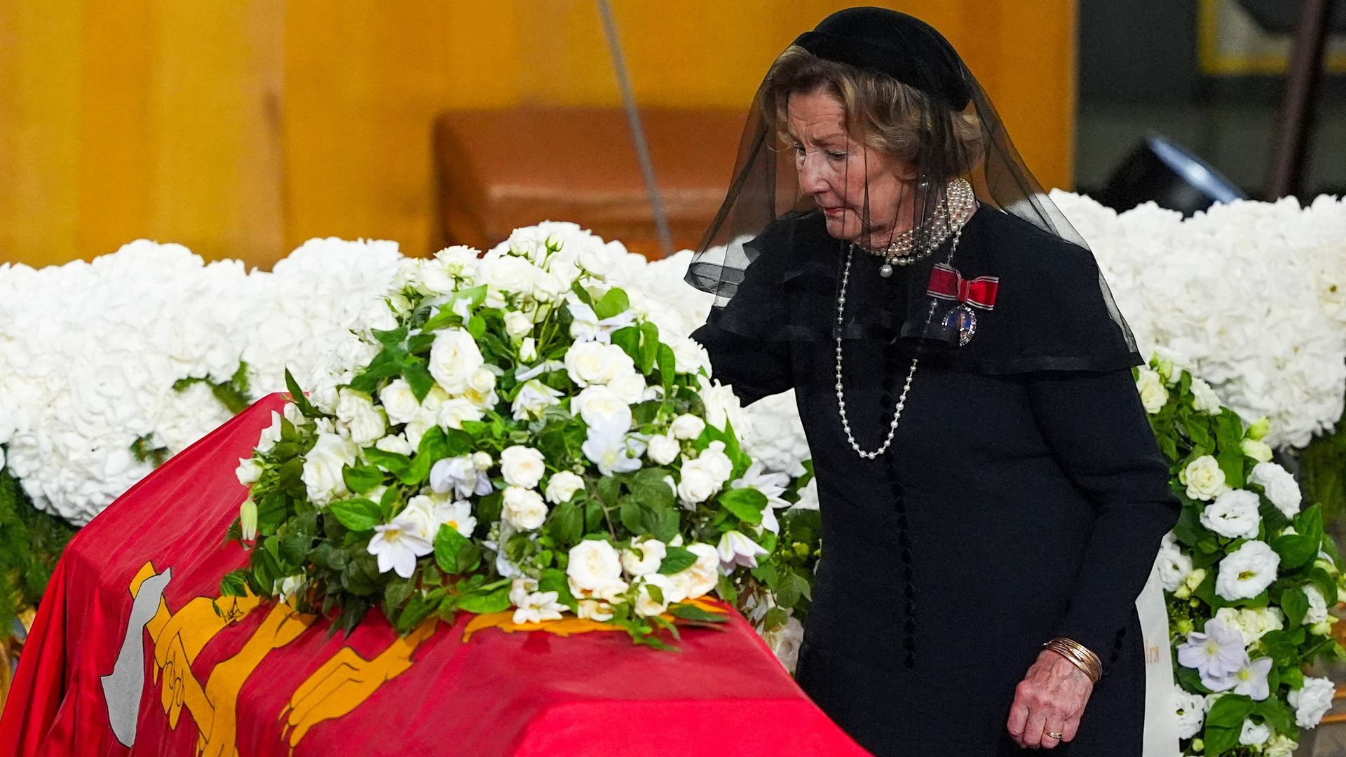 La reina Sonja depositando flores en el féretro de Harald V