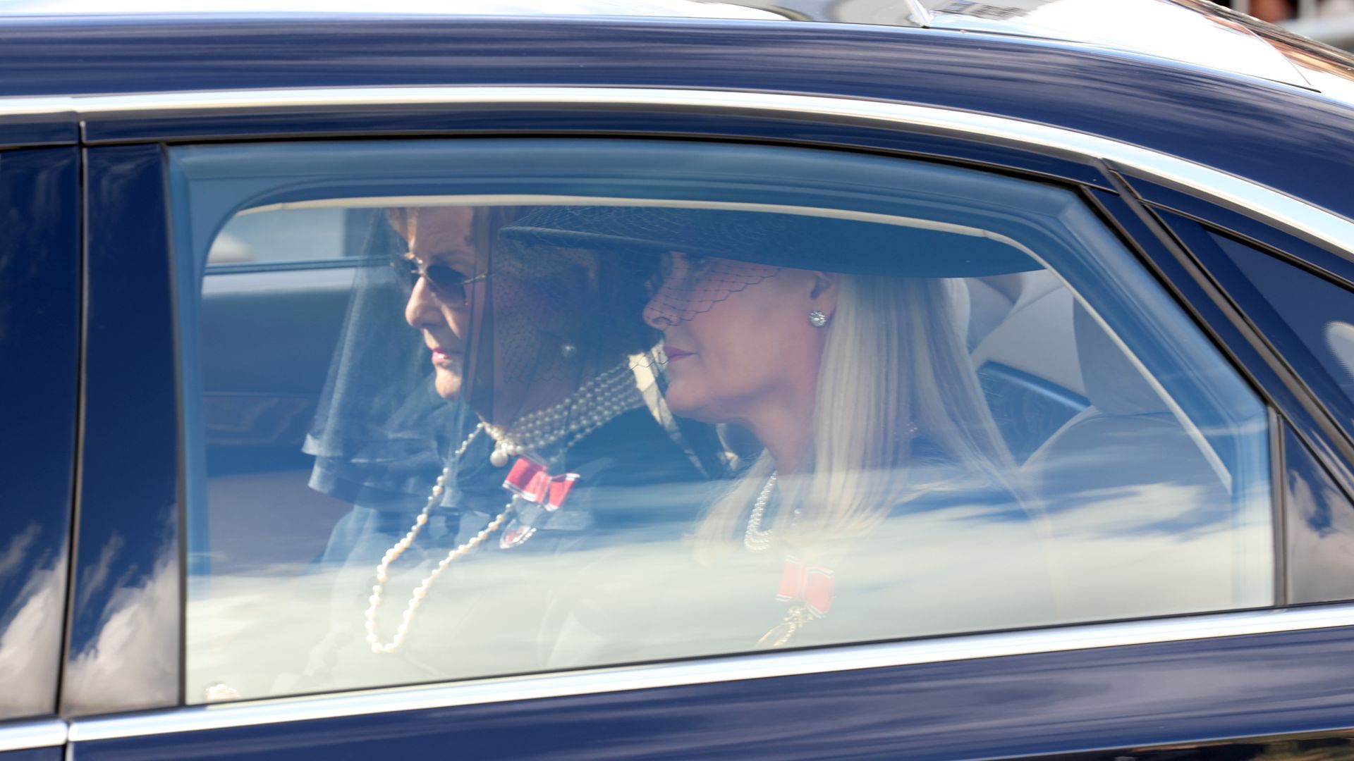 La reina Sonja en el coche del funeral del rey Harald de Noruega
