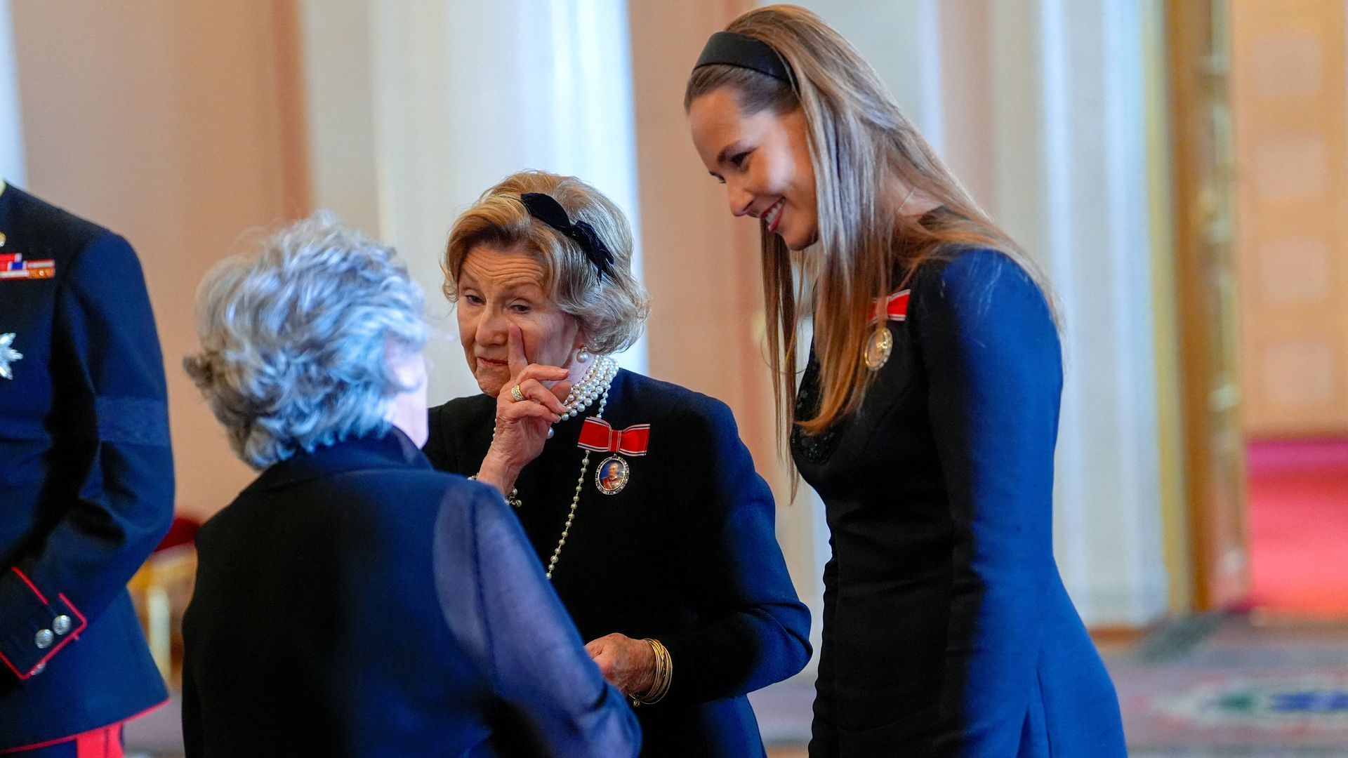 La reina Sonja y la princesa Ingrid recibiendo a los invitados en el Palacio Real
