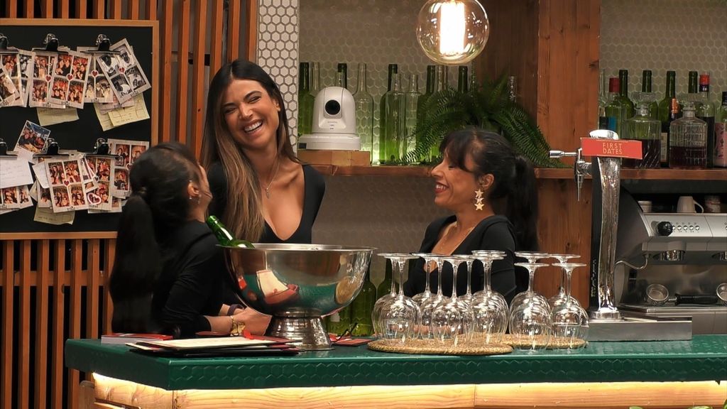 Lidia Santos comenta con las gemelas de 'First Dates' su "flechazo" con un soltero: "Me pareció muy mono"