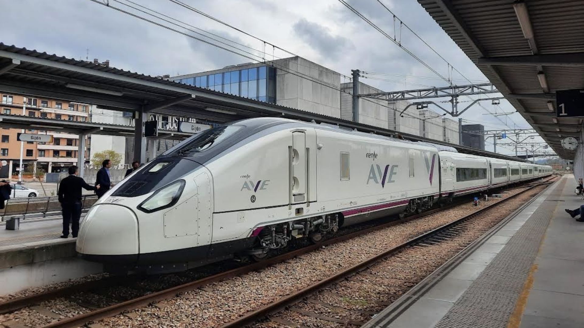 Los maquinistas piden a Renfe limitar la velocidad máxima de los trenes Avril serie S106 para evitar "la degradación acelerada" del material Los maquinistas piden a Renfe limitar la velocidad máxima de los trenes Avril serie S106 para evitar "la degradación acelerada" del material