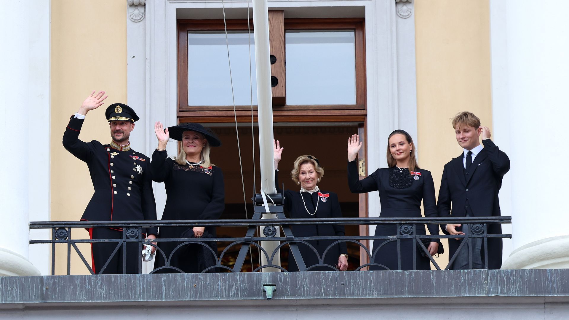 Los reyes de Noruega saludando