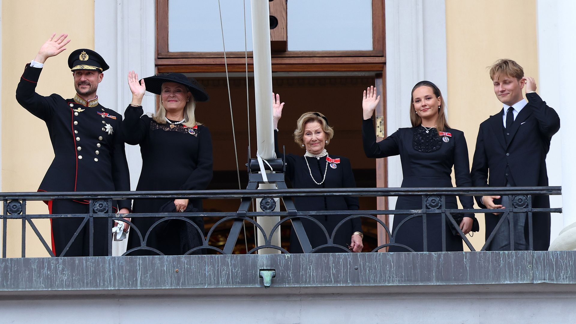 Los reyes de Noruega saludando Los reyes de Noruega saludando