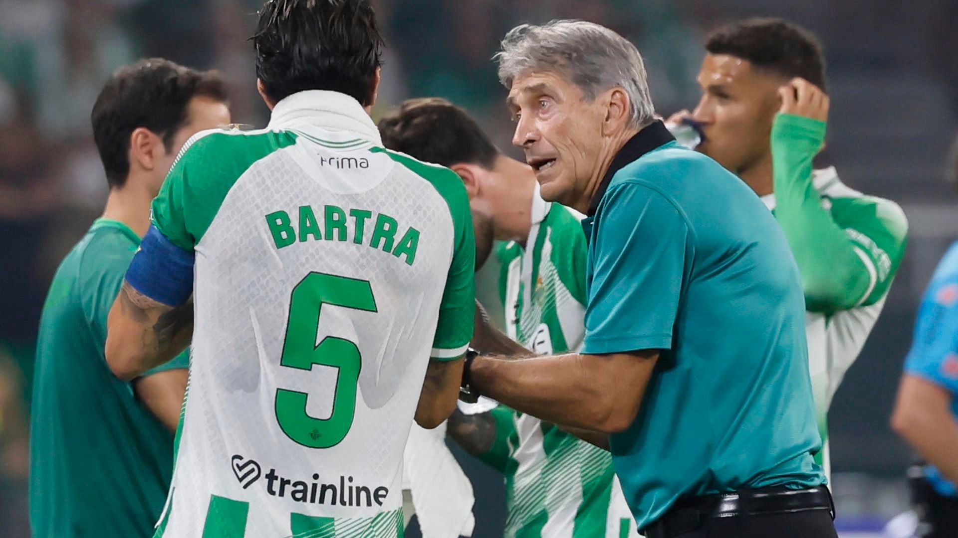 Manuel Pellegrini dialoga junto a Marc Bartra Manuel Pellegrini dialoga junto a Marc Bartra