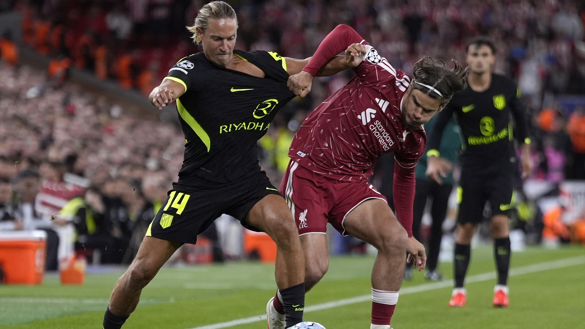Marcos Llorente, ante Kerkez durante el Liverpool-Atlético
