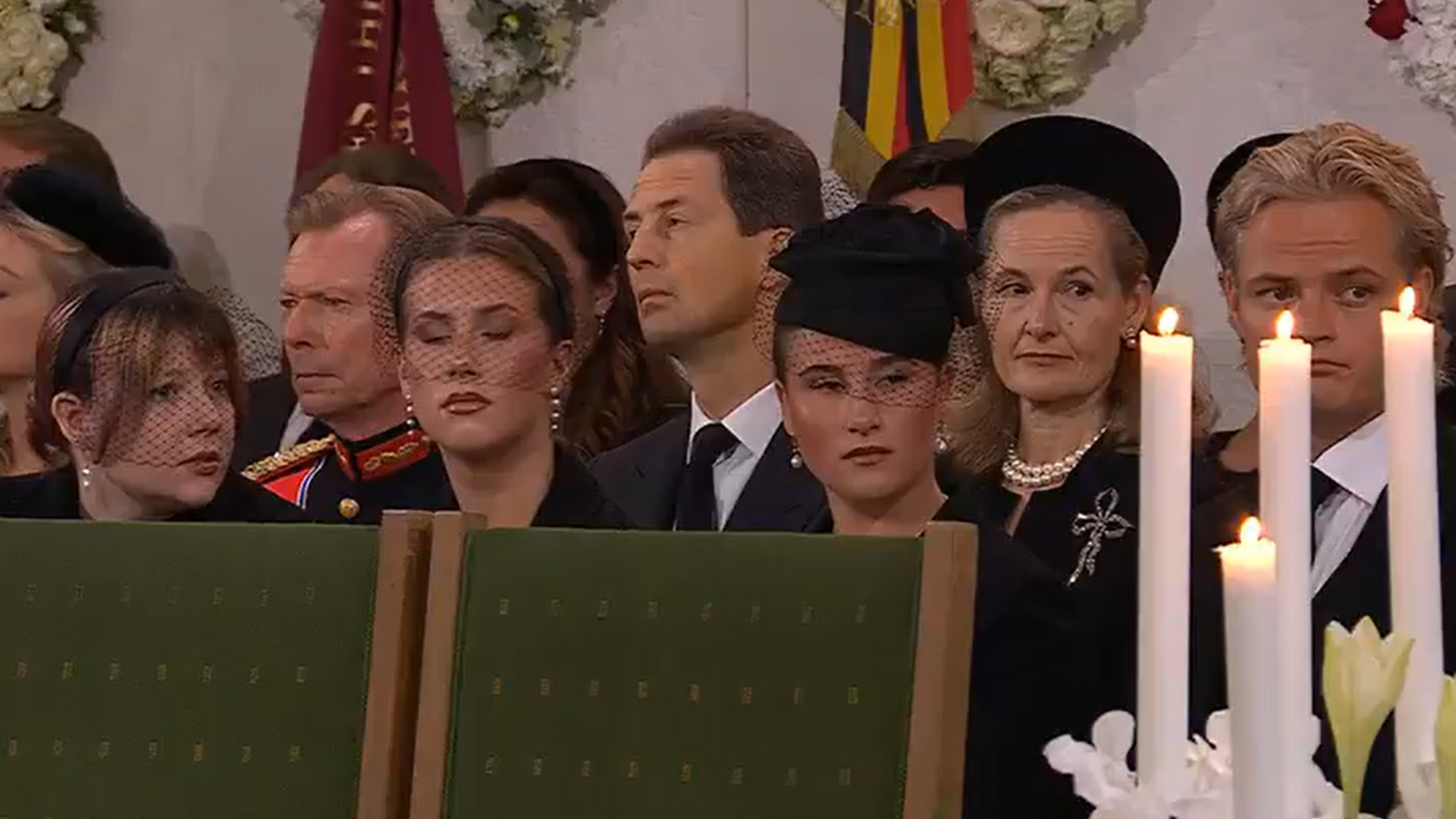 Marius Borg, sentado junto a las hijas de Marta Luisa de Noruega durante la misa al rey Harald V de Noruega