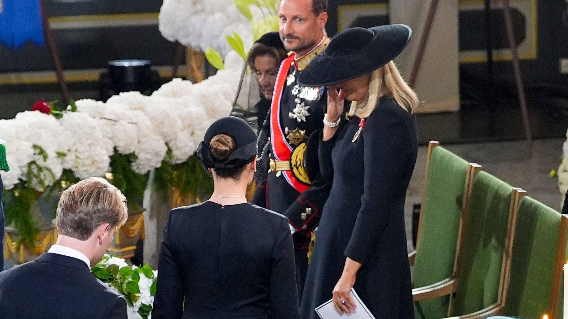 Mette-Marit, emocionada durante el funeral de su dufunto suegrioo, el rey Harald V