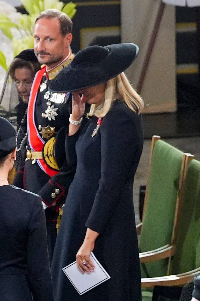 Mette-Marit, emocionada durante el funeral de su dufunto suegrioo, el rey Harald V