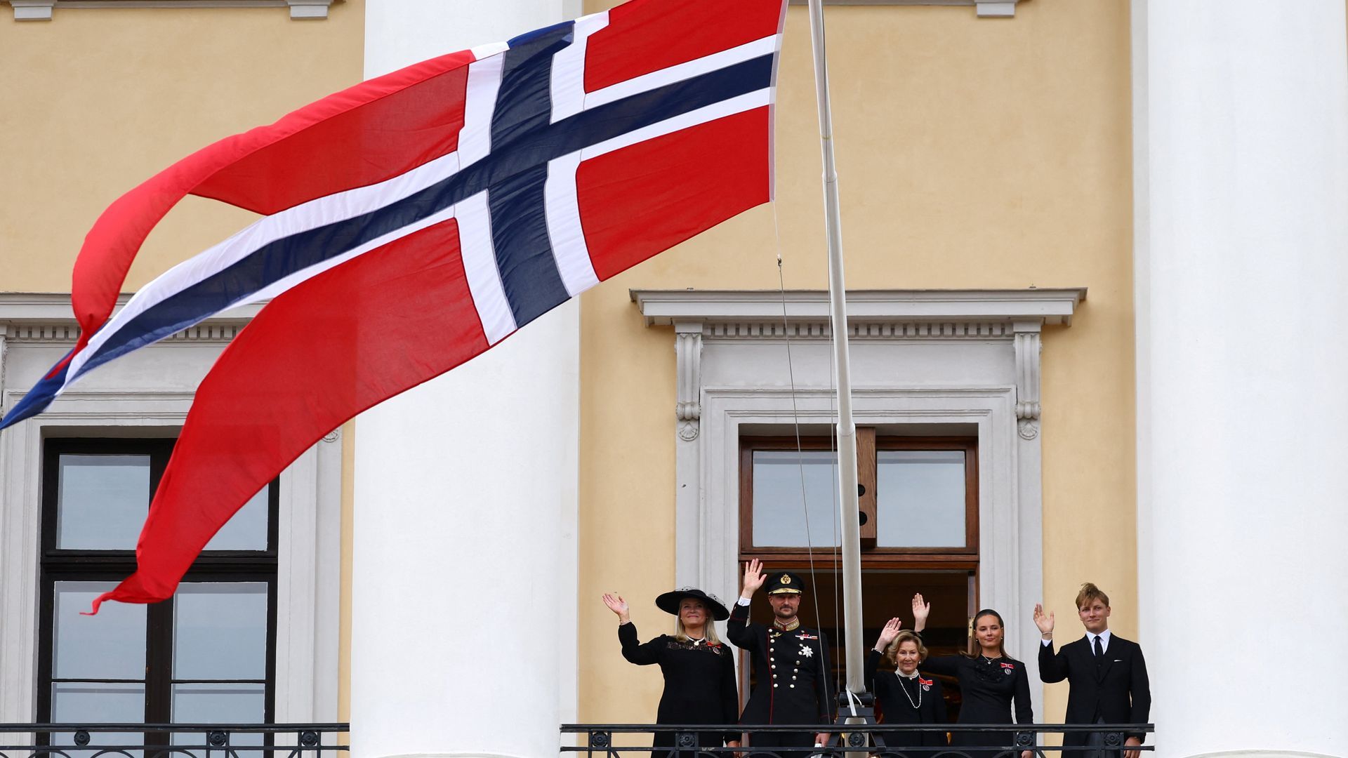 Mette-Marit, Haakon, Sonja, Ingrid y Sverre Magnus en el balcón del palacio