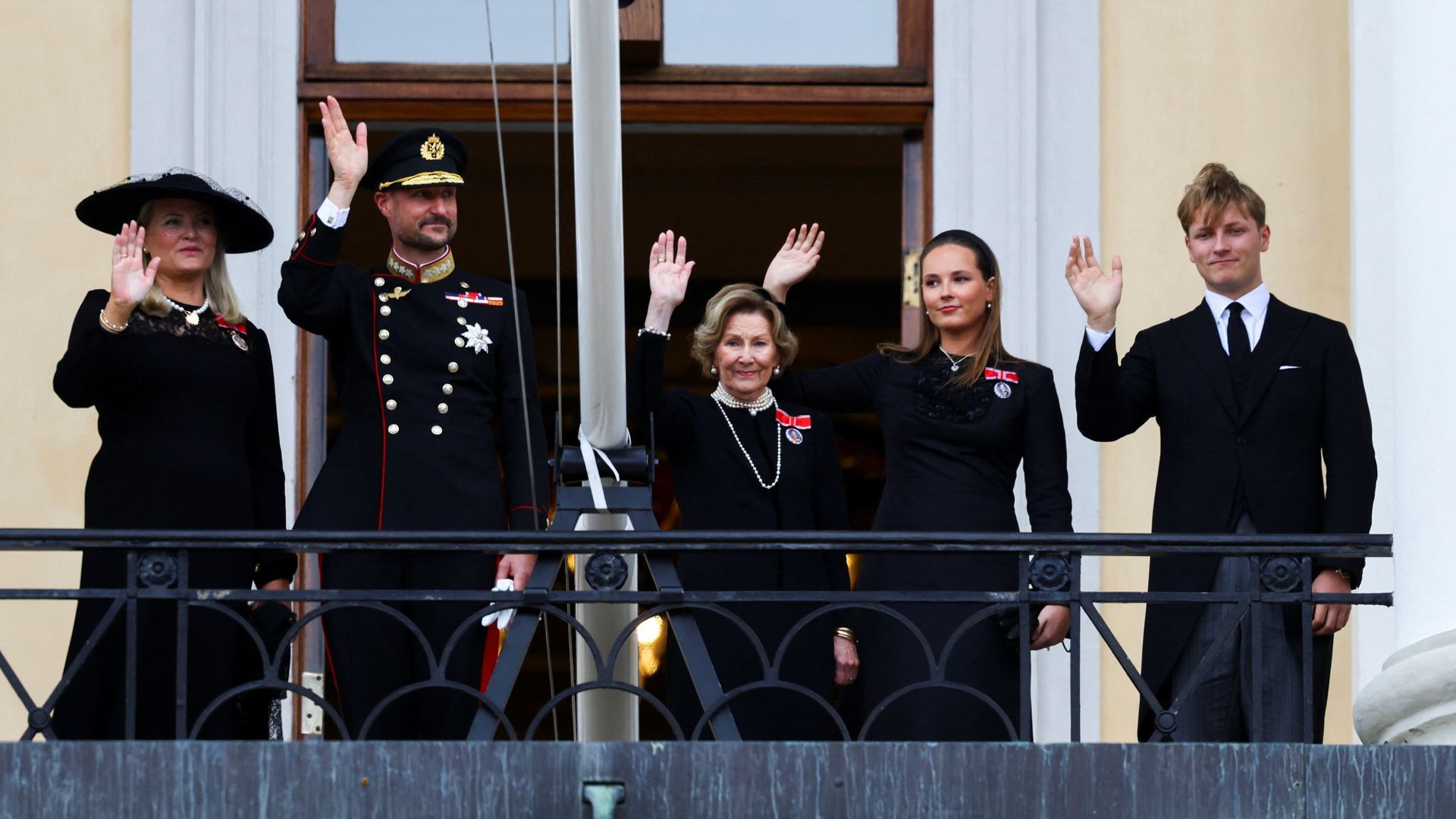 Mette-Marit, Haakon, Sonja, Ingrid y Sverre Magnus en el balcón del palacio