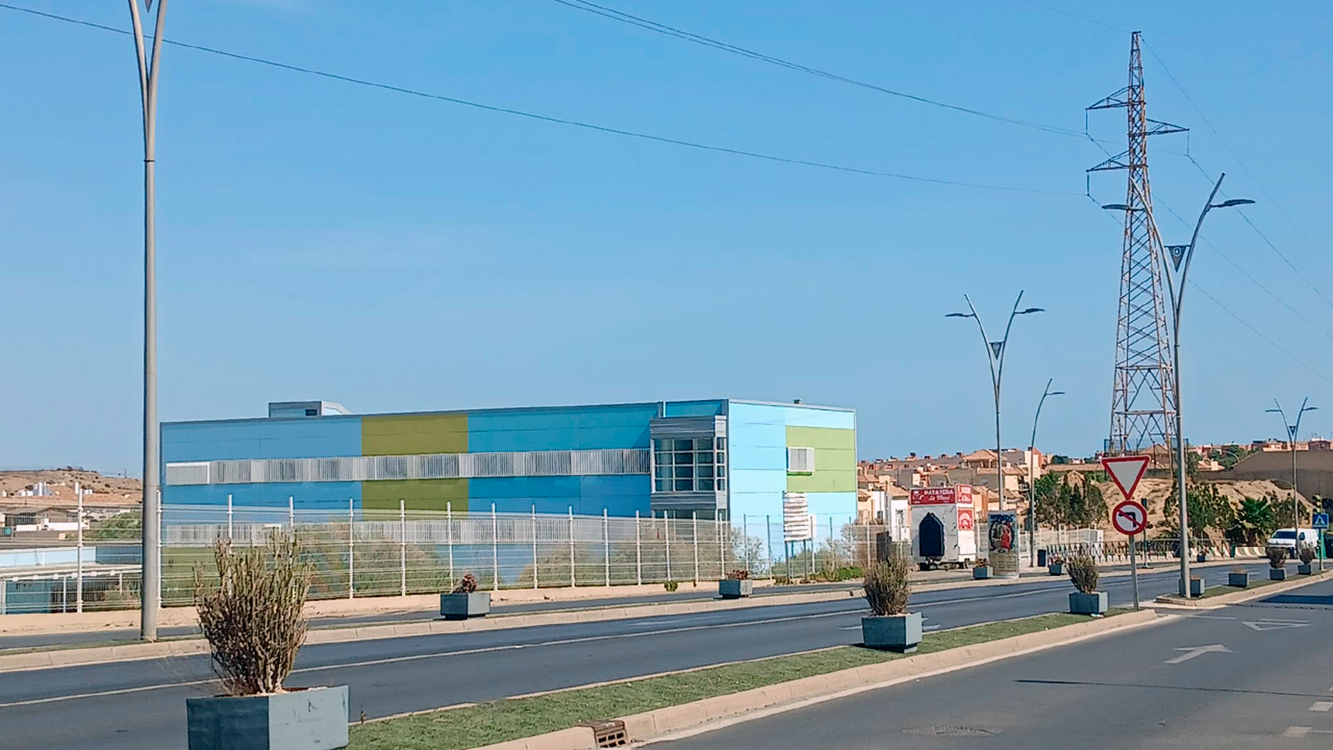 Piden a la Junta medir la exposición electromagnética en un colegio de Huércal de Almería por la cercanía de una torre de alta tensión: "Nuestros hijos pasan horas allí" Piden a la Junta medir la exposición electromagnética en un colegio de Huércal de Almería por la cercanía de una torre de alta tensión: "Nuestros hijos pasan horas allí"