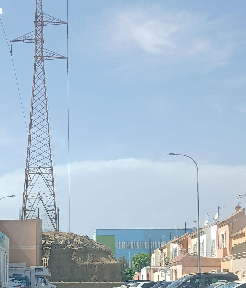 Piden a la Junta medir la exposición electromagnética en un colegio de Huércal de Almería por la cercanía de una torre de alta tensión: "Nuestros hijos pasan horas allí"