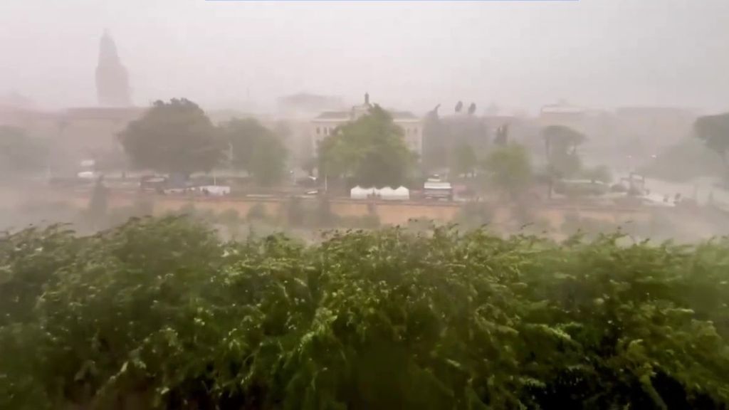 Las impactantes imágenes de las tormentas en Baleares y Murcia, donde se han registrado cientos de incidencias