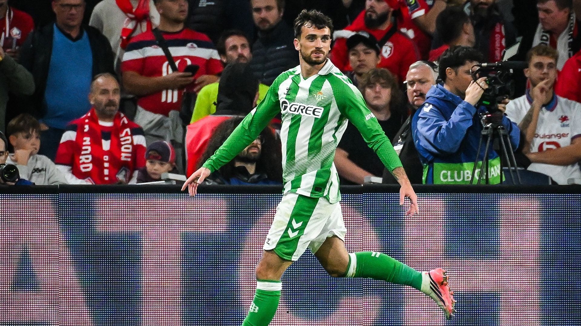 Troy Parrott celebra su gol al Lille Troy Parrott celebra su gol al Lille