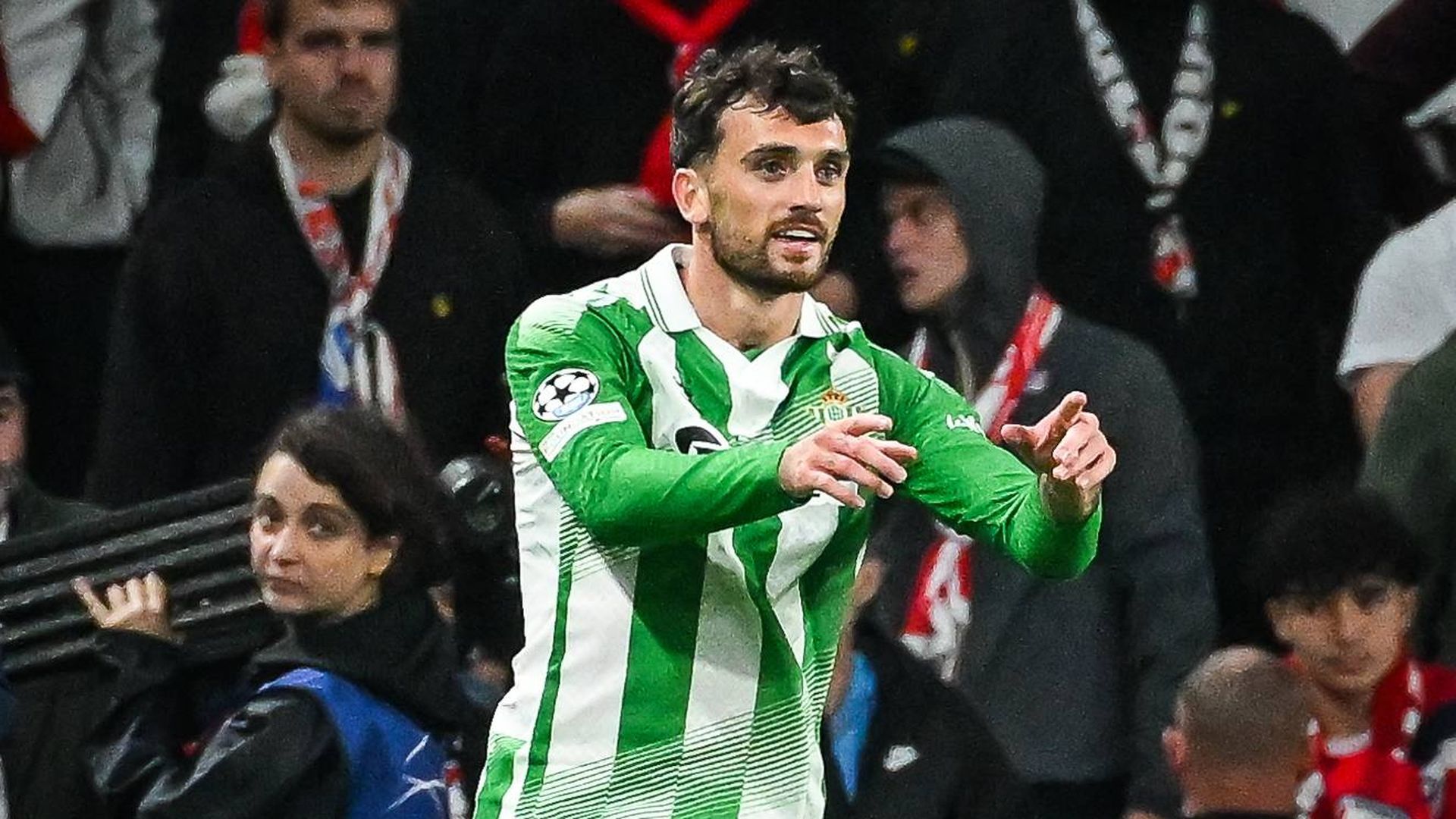 Troy Parrott celebra su gol al Lille