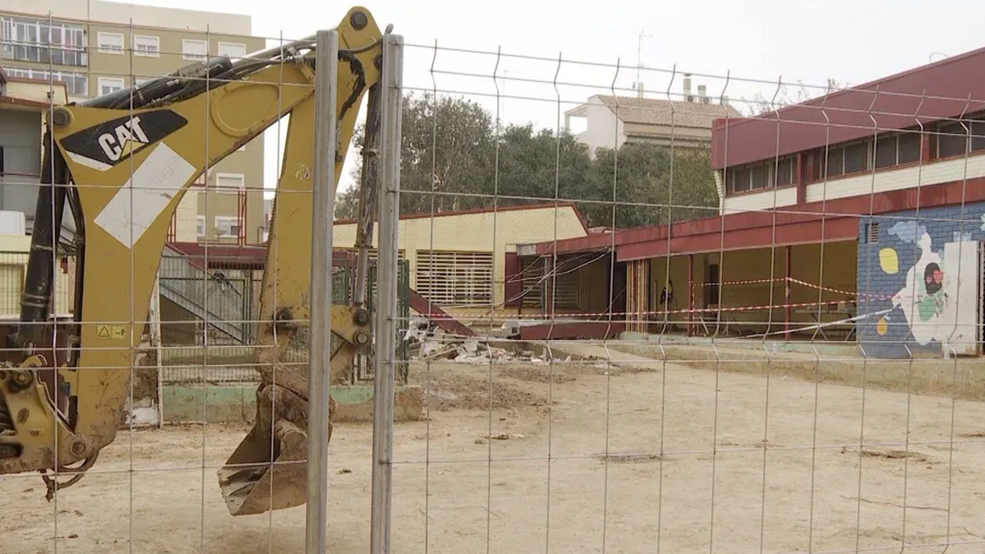Una excavadora trabaja en la demolición de un colegio tras la DANA Una excavadora trabaja en la demolición de un colegio tras la DANA