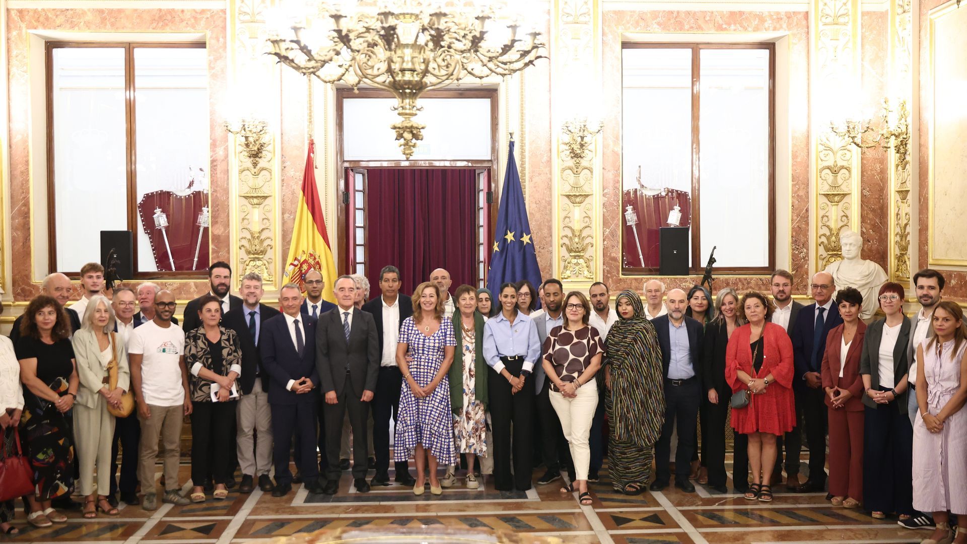 El Congreso ha aprobado este jueves la proposición de ley para conceder la nacionalidad española a los saharauis nacidos cuando el Sáhara Occidental se encontraba bajo administración española y a sus descendientes, una iniciativa que ha salido adelante con el apoyo de los partidos del Gobierno y sus habituales aliados, la abstención del PP y UPN y el único voto en contra de Vox. El texto continuará ahora su tramitación en el Senado. La ley, que fue impulsada por Sumar y que el PSOE rechazó en un inicio aunque luego la pactó con su socio de gobierno, defiende que concurren "circunstancias excepcionales" para conceder la nacionalidad por carta de naturaleza a los saharauis nacidos en el Sáhara Occidental antes del 29 de septiembre de 1977, aunque no residan legalmente en España. Para acreditar esa condición podrán utilizar, entre otros documentos, un DNI español aunque esté caducado, el recibo de inscripción en el censo para el referéndum del Sáhara Occidental autenticado por Naciones Unidas, certificados de nacimiento o documentación expedida por la Administración española. Los descendientes en primer grado de quienes obtengan la nacionalidad dispondrán de cinco años para optar también a ella. Además, la norma modifica el Código Civil para permitir a los saharauis acceder a la nacionalidad tras dos años de residencia legal en España. Las solicitudes por carta de naturaleza serán gratuitas y podrán presentarse durante los tres años posteriores a la entrada en vigor de la ley, ampliables un año más. La norma entrará en vigor cuatro meses después de su publicación en el BOE. EL PP PIDE DOS AÑOS DE RESIDENCIA El PP, aunque ha recalcado que está de acuerdo con que los saharauis puedan acceder a la nacionalidad, ha defendido utilizar la vía de la residencia y no la carta de naturaleza. De su lado Vox, la ha votado en contra de "regalar" la nacionalidad española. Por su parte, PSOE y Sumar han defendido la norma como una "restitución" de un derecho y una "reparación histórica". Mientras, los grupos minoritarios la han respaldado --aunque la ven insuficiente-- y han insistido en el derecho de autodeterminación del pueblo saharaui tras el giro del Gobierno a favor de la autonomía que propone Marruecos. La votación coincide con un momento especialmente sensible en las relaciones con Marruecos tras la entrada irregular de más de 70.000 personas en Ceuta a finales de julio, una crisis que casi todos los partidos salvo el PSOE atribuyen a Marruecos. Rabat reivindica además como propio todo el territorio del Sáhara Occidental y se ha mostrado contrario a la tramitación de esta norma. Además, el debate ha tenido lugar días después de que el Tribunal Supremo suspendiera cautelarmente, tras un recurso de Vox y Iustitia Europa, el derecho al voto de determinados nacionalizados mediante la 'ley de nietos', salvo que acrediten que sus familiares sufrieron exilio. Precisamente los de Abascal han votado en contra porque cuestionan las garantías y la política de concesión de nacionalidades del Gobierno. El Congreso ha aprobado este jueves la proposición de ley para conceder la nacionalidad española a los saharauis nacidos cuando el Sáhara Occidental se encontraba bajo administración española y a sus descendientes, una iniciativa que ha salido adelante con el apoyo de los partidos del Gobierno y sus habituales aliados, la abstención del PP y UPN y el único voto en contra de Vox. El texto continuará ahora su tramitación en el Senado. La ley, que fue impulsada por Sumar y que el PSOE rechazó en un inicio aunque luego la pactó con su socio de gobierno, defiende que concurren "circunstancias excepcionales" para conceder la nacionalidad por carta de naturaleza a los saharauis nacidos en el Sáhara Occidental antes del 29 de septiembre de 1977, aunque no residan legalmente en España. Para acreditar esa condición podrán utilizar, entre otros documentos, un DNI español aunque esté caducado, el recibo de inscripción en el censo para el referéndum del Sáhara Occidental autenticado por Naciones Unidas, certificados de nacimiento o documentación expedida por la Administración española. Los descendientes en primer grado de quienes obtengan la nacionalidad dispondrán de cinco años para optar también a ella. Además, la norma modifica el Código Civil para permitir a los saharauis acceder a la nacionalidad tras dos años de residencia legal en España. Las solicitudes por carta de naturaleza serán gratuitas y podrán presentarse durante los tres años posteriores a la entrada en vigor de la ley, ampliables un año más. La norma entrará en vigor cuatro meses después de su publicación en el BOE. EL PP PIDE DOS AÑOS DE RESIDENCIA El PP, aunque ha recalcado que está de acuerdo con que los saharauis puedan acceder a la nacionalidad, ha defendido utilizar la vía de la residencia y no la carta de naturaleza. De su lado Vox, la ha votado en contra de "regalar" la nacionalidad española. Por su parte, PSOE y Sumar han defendido la norma como una "restitución" de un derecho y una "reparación histórica". Mientras, los grupos minoritarios la han respaldado --aunque la ven insuficiente-- y han insistido en el derecho de autodeterminación del pueblo saharaui tras el giro del Gobierno a favor de la autonomía que propone Marruecos. La votación coincide con un momento especialmente sensible en las relaciones con Marruecos tras la entrada irregular de más de 70.000 personas en Ceuta a finales de julio, una crisis que casi todos los partidos salvo el PSOE atribuyen a Marruecos. Rabat reivindica además como propio todo el territorio del Sáhara Occidental y se ha mostrado contrario a la tramitación de esta norma. Además, el debate ha tenido lugar días después de que el Tribunal Supremo suspendiera cautelarmente, tras un recurso de Vox y Iustitia Europa, el derecho al voto de determinados nacionalizados mediante la 'ley de nietos', salvo que acrediten que sus familiares sufrieron exilio. Precisamente los de Abascal han votado en contra porque cuestionan las garantías y la política de concesión de nacionalidades del Gobierno.