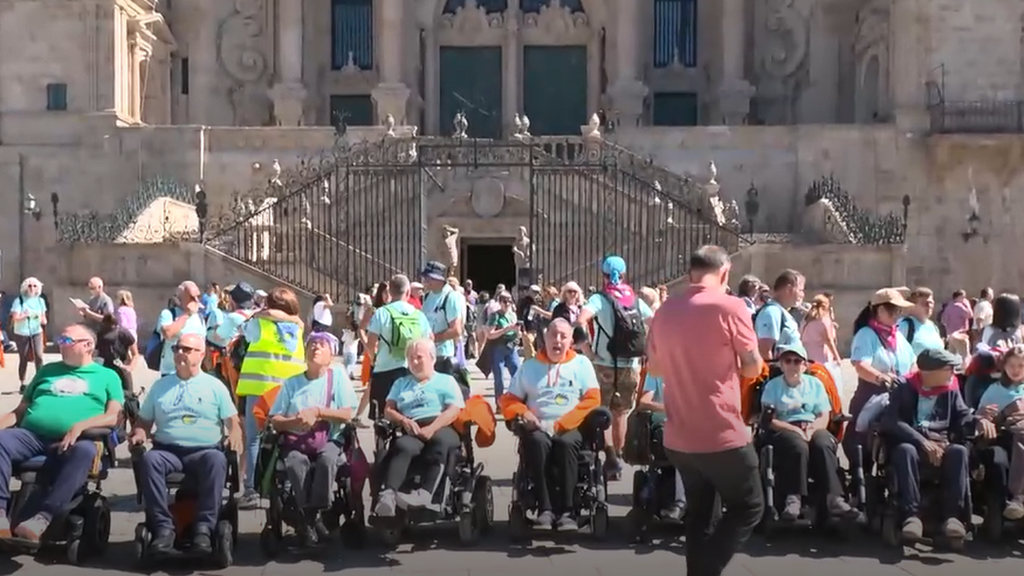 La emoción de pacientes con ELA al cumplir su sueño de acabar el Camino de Santiago: "Podemos aún vivir"