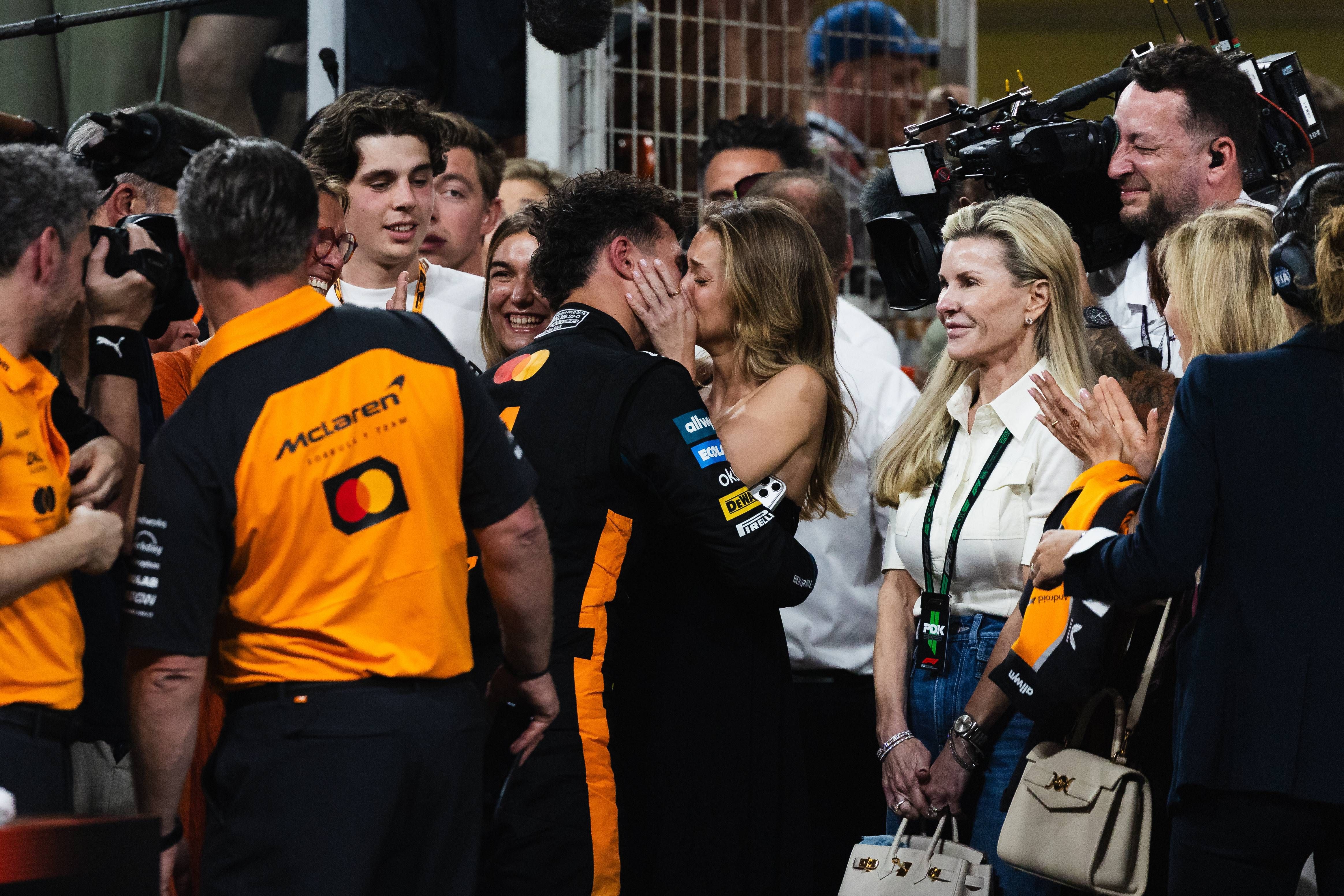 Magui Corceiro y Lando Norris celebrando la victoria de este en F1 el pasado diciembre en Abu Dabi