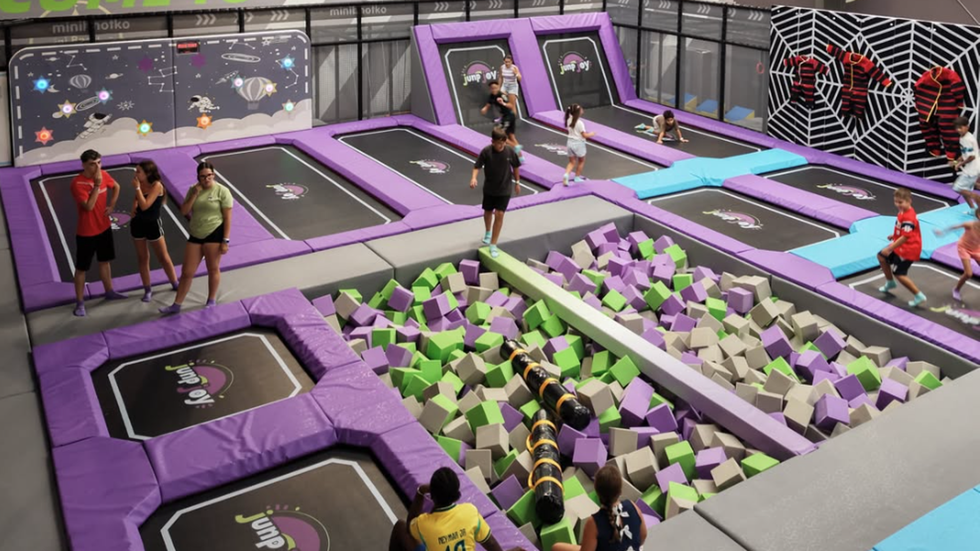 Málaga estrena nuevo parque de atracciones en Mijas: 5.000 metros cuadrados con rocódromo, piscina de bolas y toboganes gigantes Málaga estrena nuevo parque de atracciones en Mijas: 5.000 metros cuadrados con rocódromo, piscina de bolas y toboganes gigantes