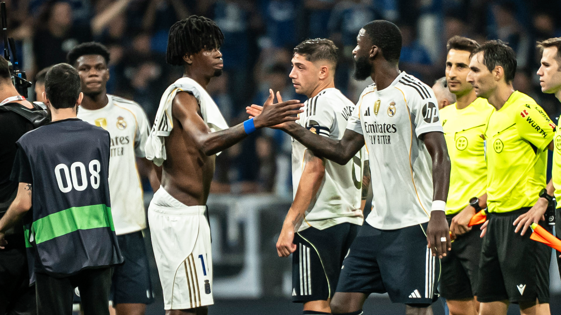 Ovie Ejaria saluda a Rúdiger en un Oviedo-Real Madrid Ovie Ejaria saluda a Rúdiger en un Oviedo-Real Madrid