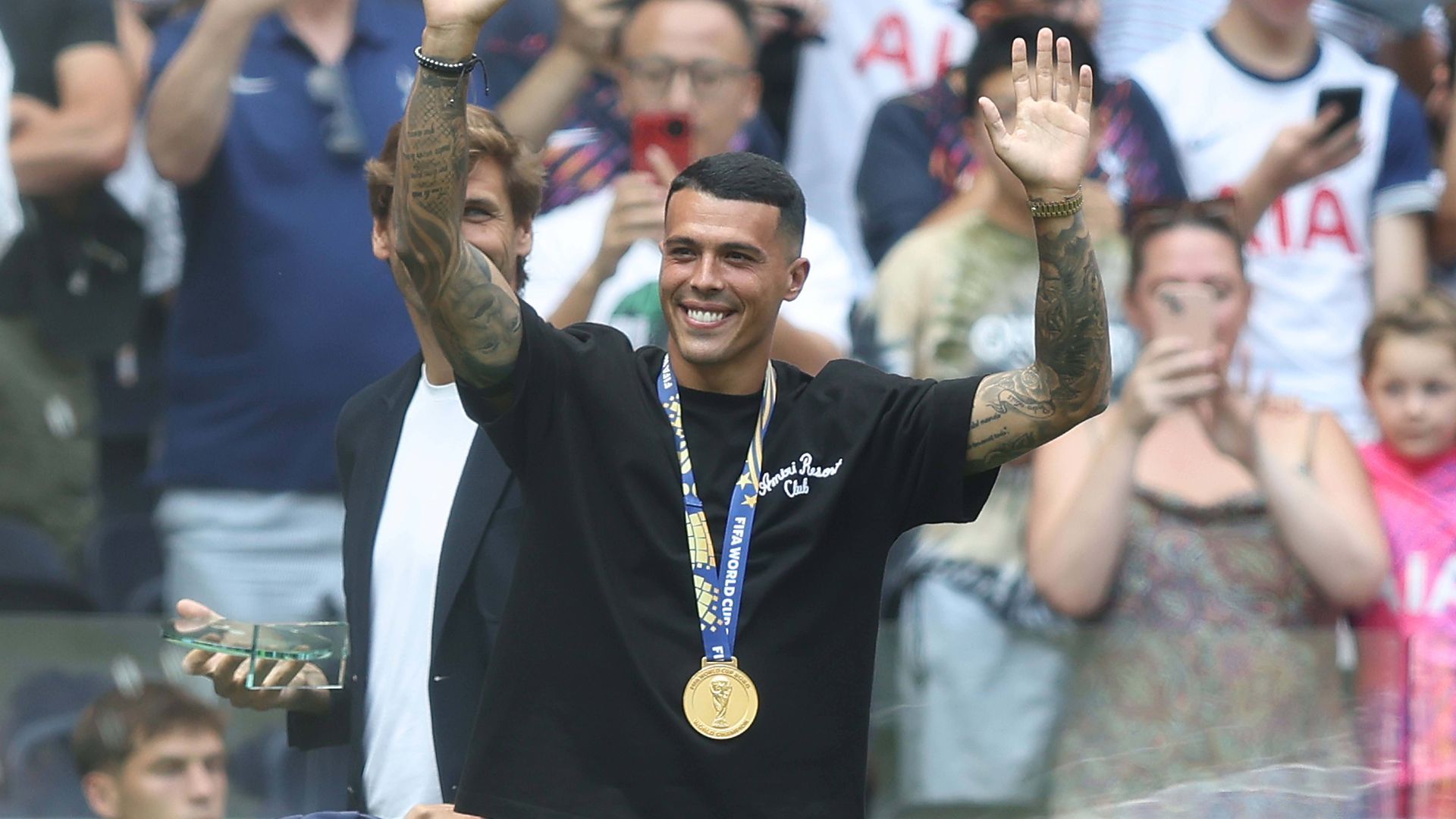 Pedro Porro, en el campo del Tottenham Hotspur el pasado agosto tras ganar el Mundial Pedro Porro, en el campo del Tottenham Hotspur el pasado agosto tras ganar el Mundial