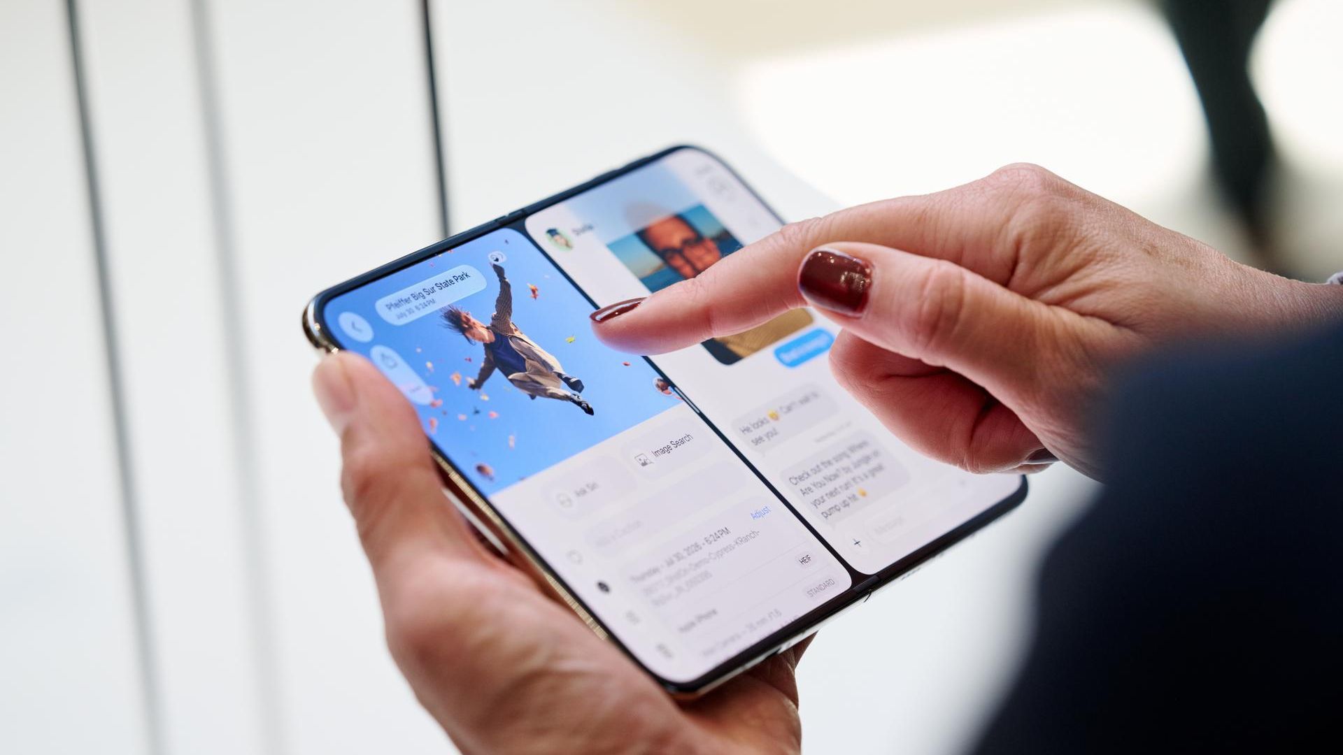 Una mujer usando un iPhone Duo presentado en gran evento de Apple de 2026 Una mujer usando un iPhone Duo presentado en gran evento de Apple de 2026