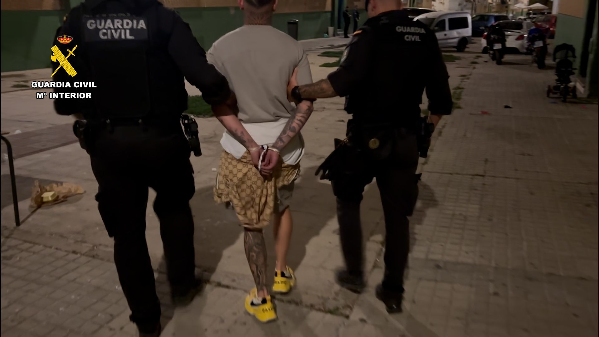 Uno de los detenidos por el tiroteo mortal de Isla Cristina, Huelva, es conducido por agentes de la Guardia Civil Uno de los detenidos por el tiroteo mortal de Isla Cristina, Huelva, es conducido por agentes de la Guardia Civil