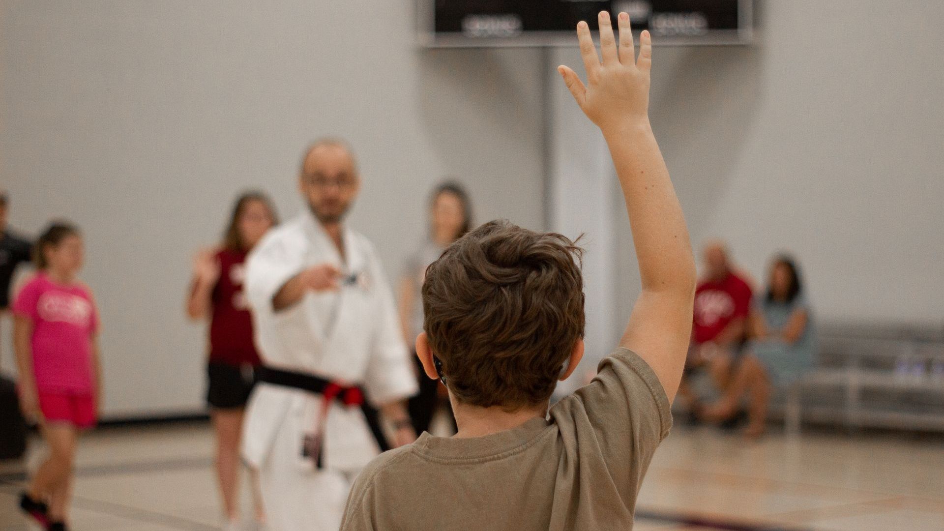 Unos niños participan en clase de karate Unos niños participan en clase de karate
