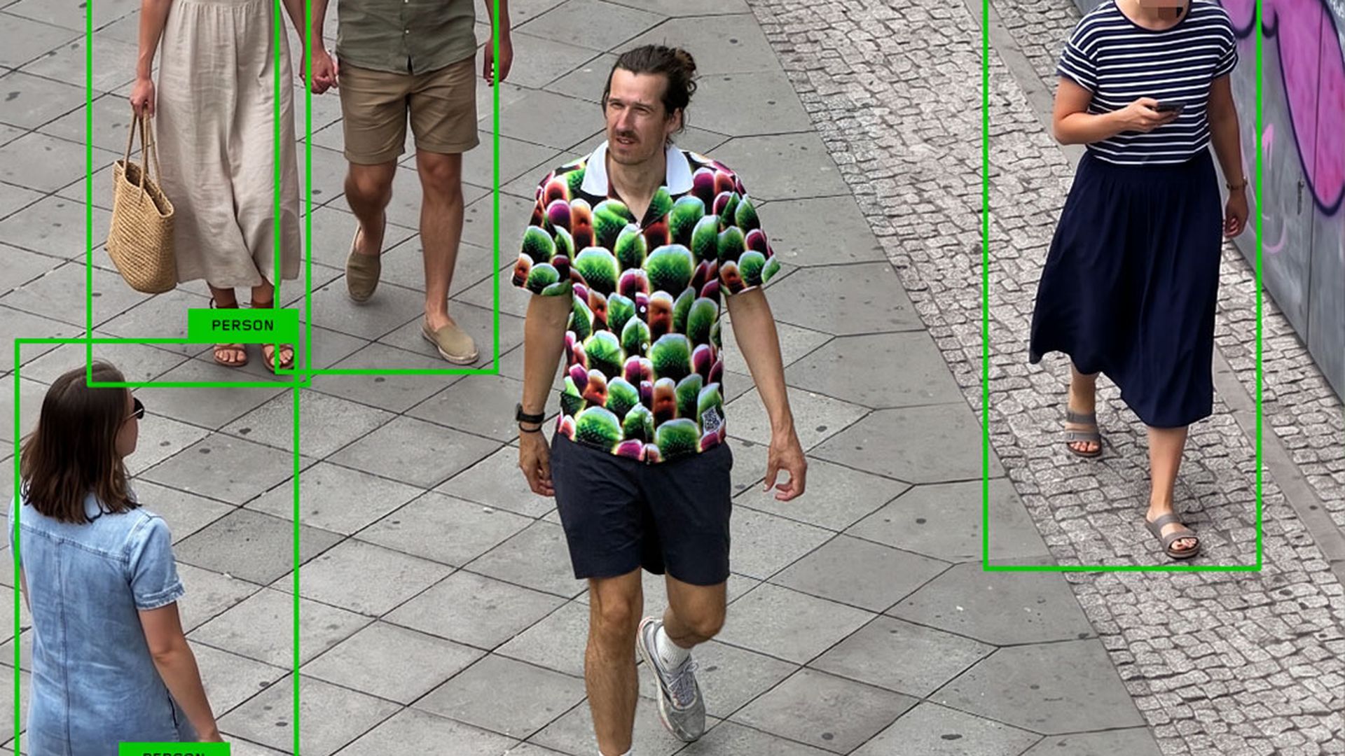 Un hombre con la camiseta indetectable por la IA Un hombre con la camiseta indetectable por la IA