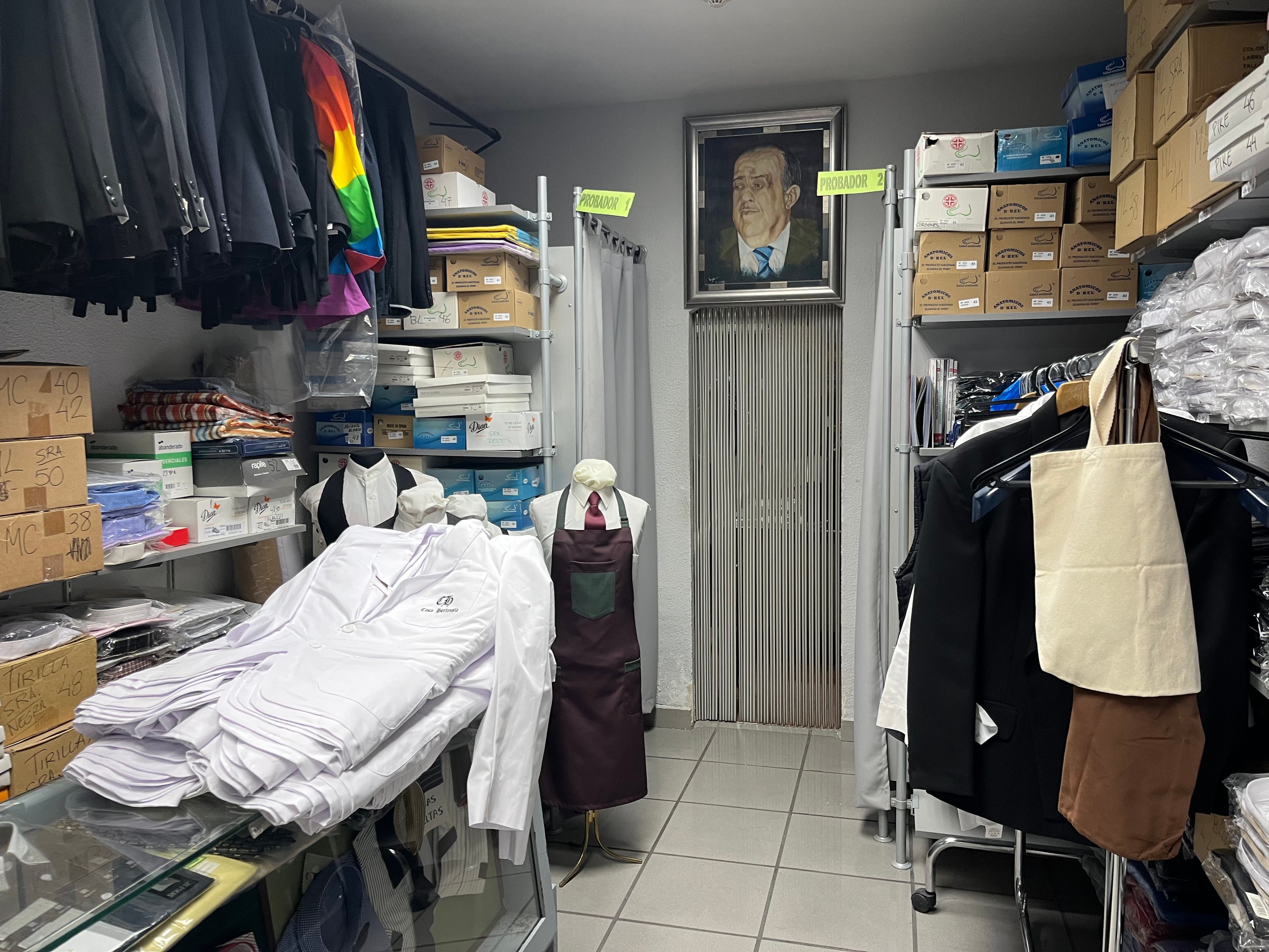 Un rincón de la tienda presidido por el retrato del fundador de José Luis y sus Chaquetillas
