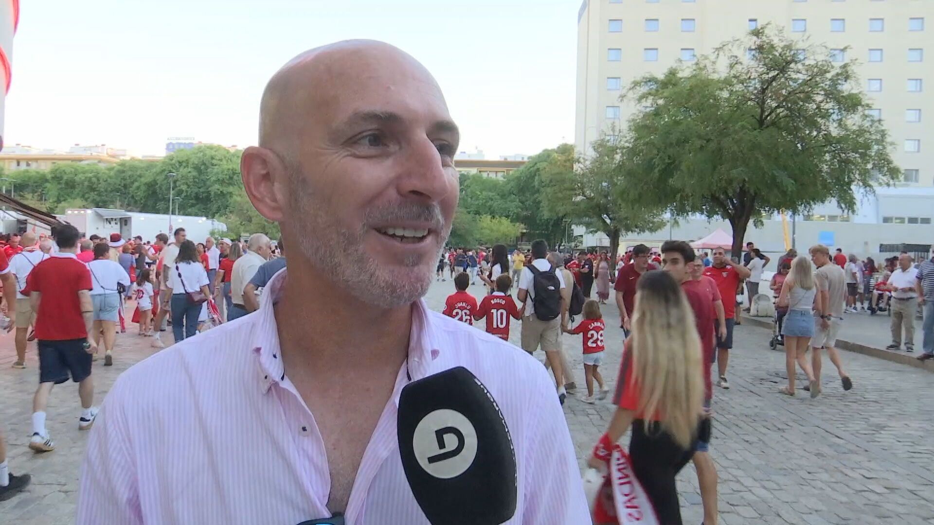Antonio Romero, de la Peña Sevillista Antonio Puerta de Priego de Córdoba, en la previa del Sevilla-Valencia