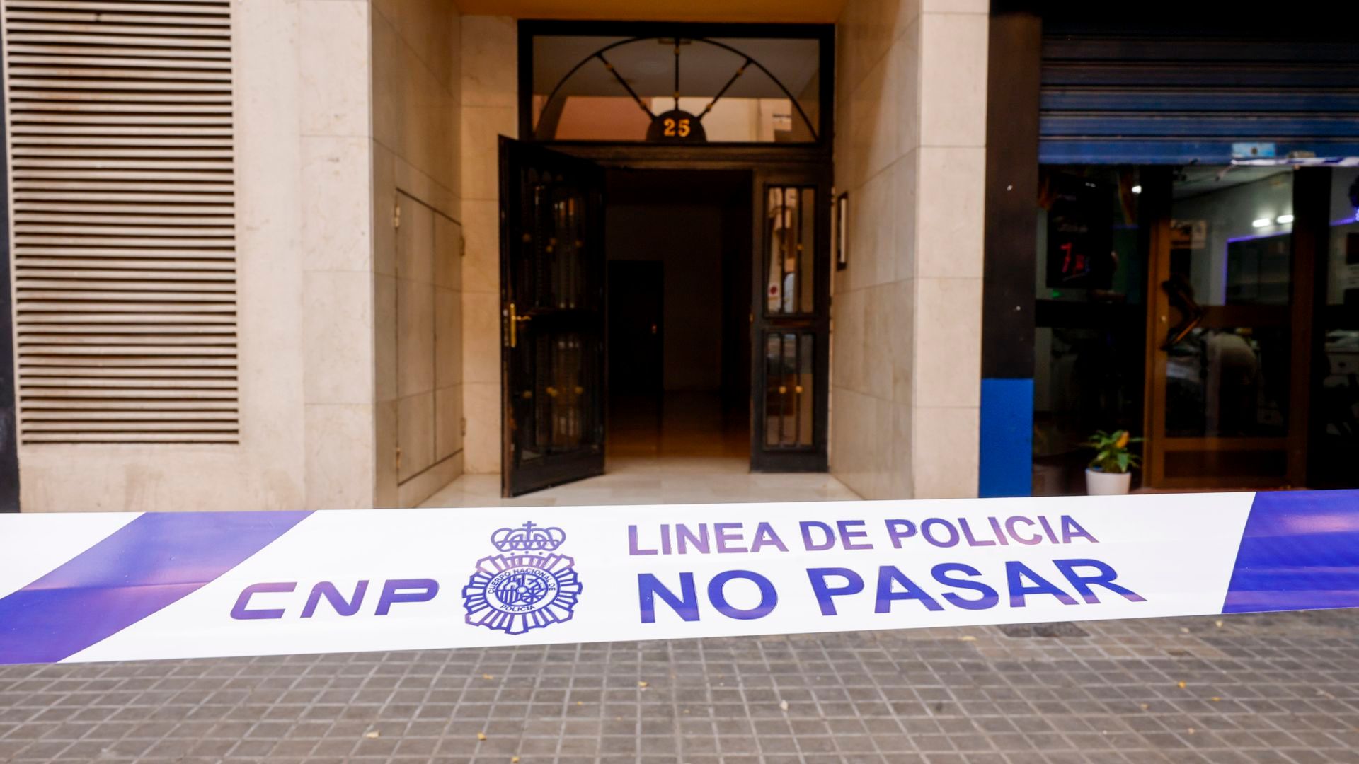 Continúan buscando al parricida de Valencia: habría asfixiado a su padre además de haberle golpeado con una mancuerna Continúan buscando al parricida de Valencia: habría asfixiado a su padre además de haberle golpeado con una mancuerna