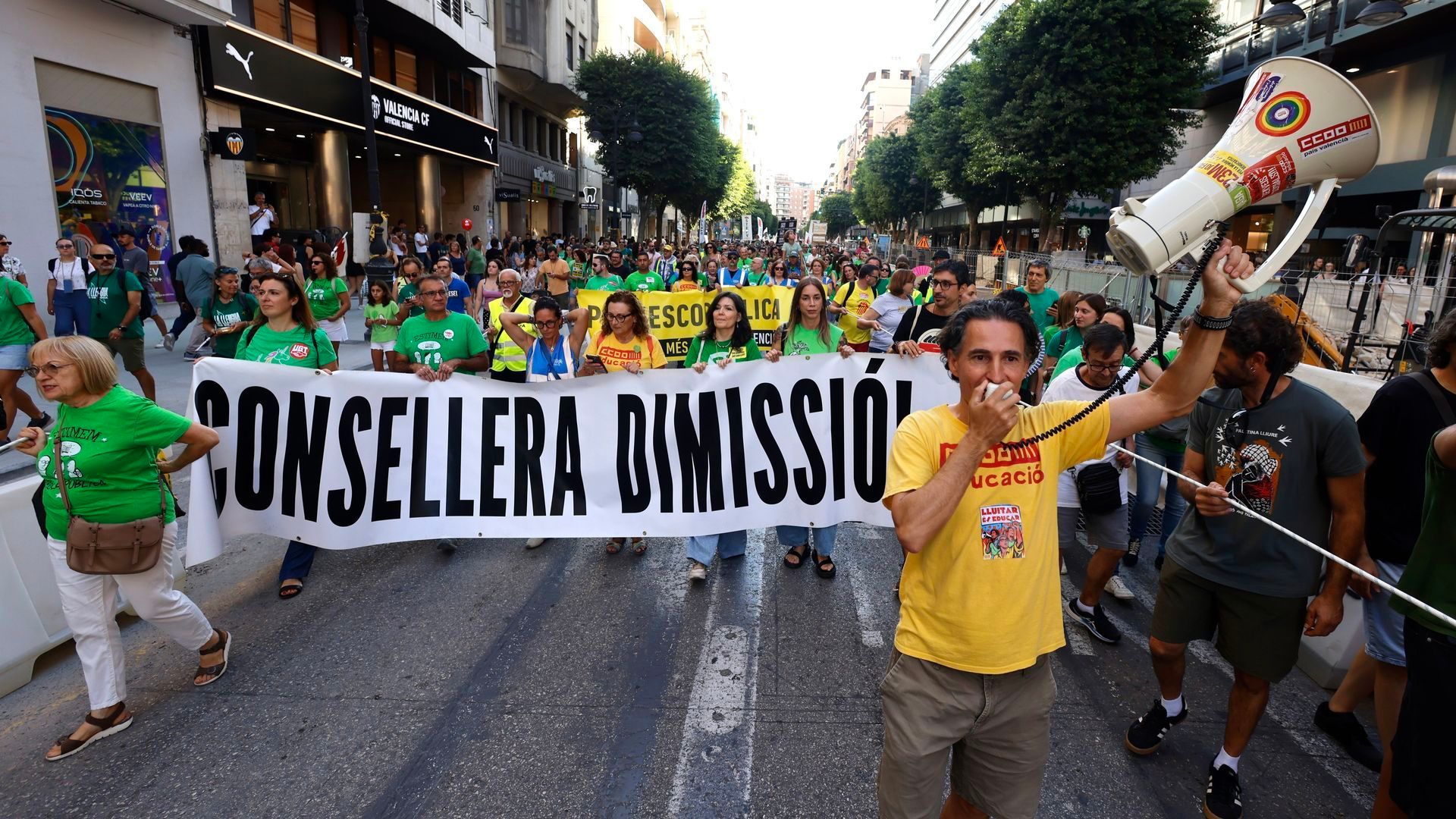 Docentes de la Comunitat Valenciana vuelven a salir a las calles este sábado en las primeras manifestaciones de este nuevo curso para exigir a la Conselleria de Educación la reanudación de las negociaciones para lograr mejoras en el sistema educativo. Docentes de la Comunitat Valenciana vuelven a salir a las calles este sábado en las primeras manifestaciones de este nuevo curso para exigir a la Conselleria de Educación la reanudación de las negociaciones para lograr mejoras en el sistema educativo.