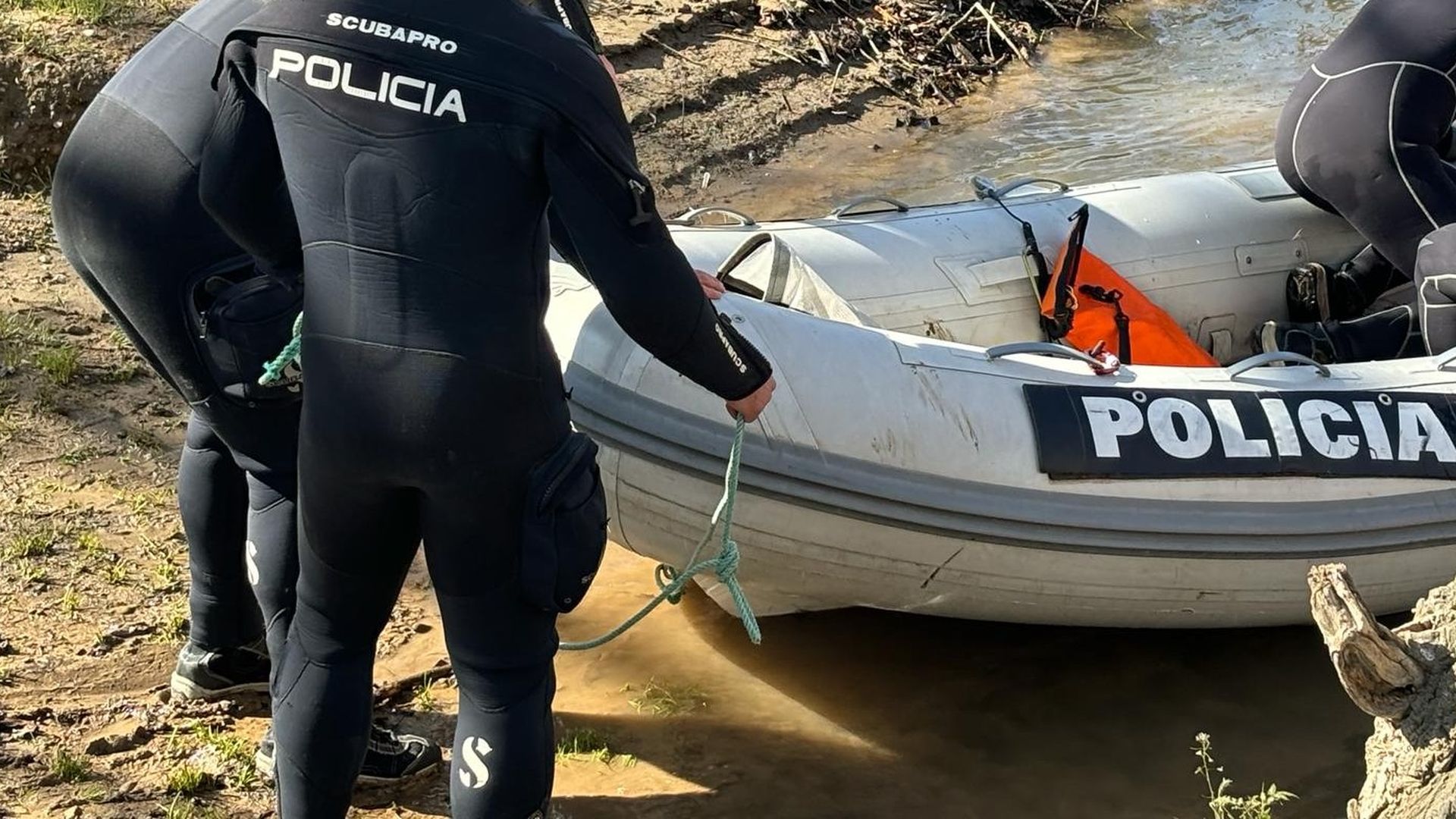 Efectivos policiales en labores de búsqueda en el río Ebro Efectivos policiales en labores de búsqueda en el río Ebro