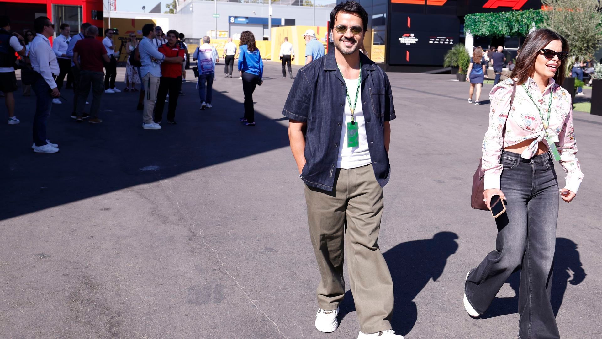 El cantante Luis Fonsi a su llegada este sábado durante los terceros entrenamientos libres