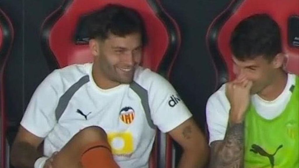 Protestas de la afición del Valencia a la salida del Sánchez-Pizjuán