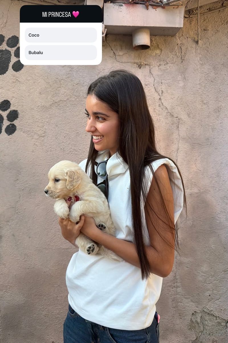 Inés García con uno de sus cachorros