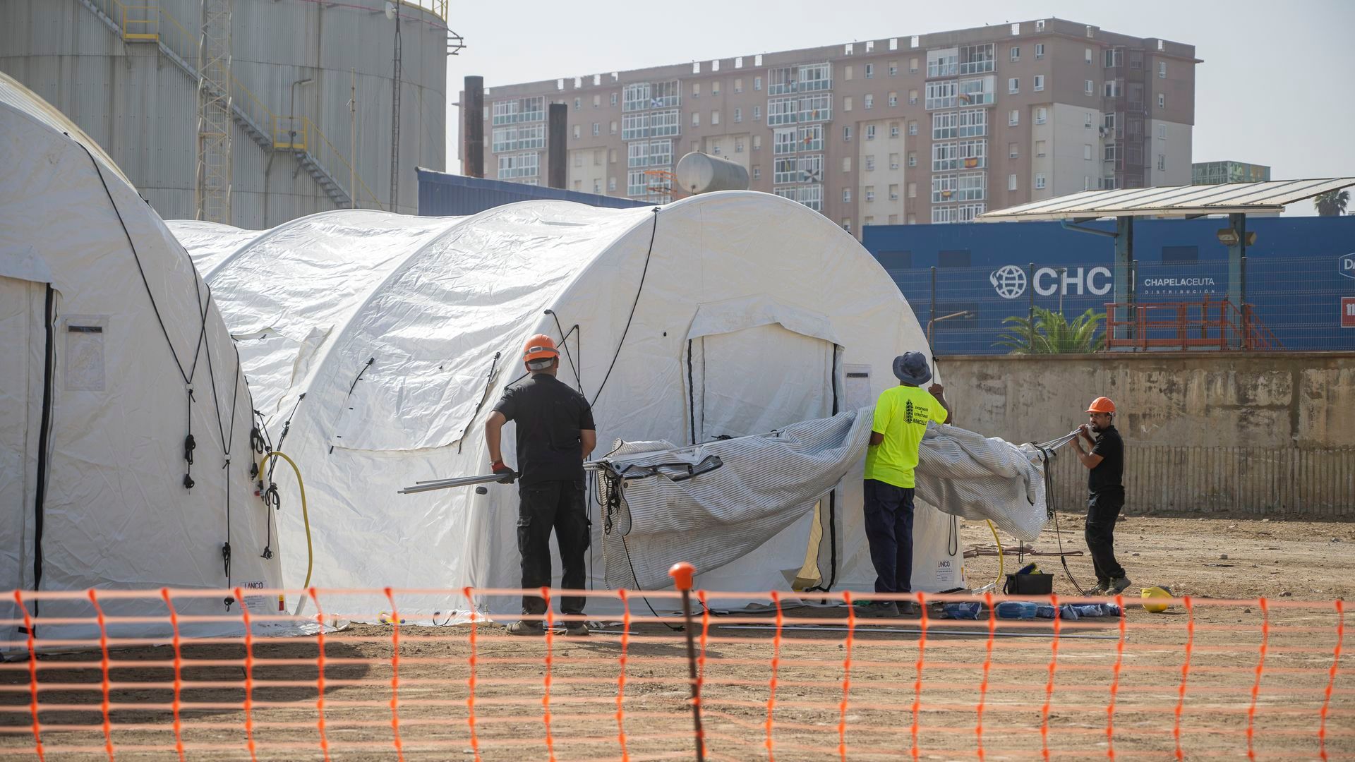 Instalación de carpas en Ceuta tras la entrada masiva de migrantes desde Marruecos Instalación de carpas en Ceuta tras la entrada masiva de migrantes desde Marruecos