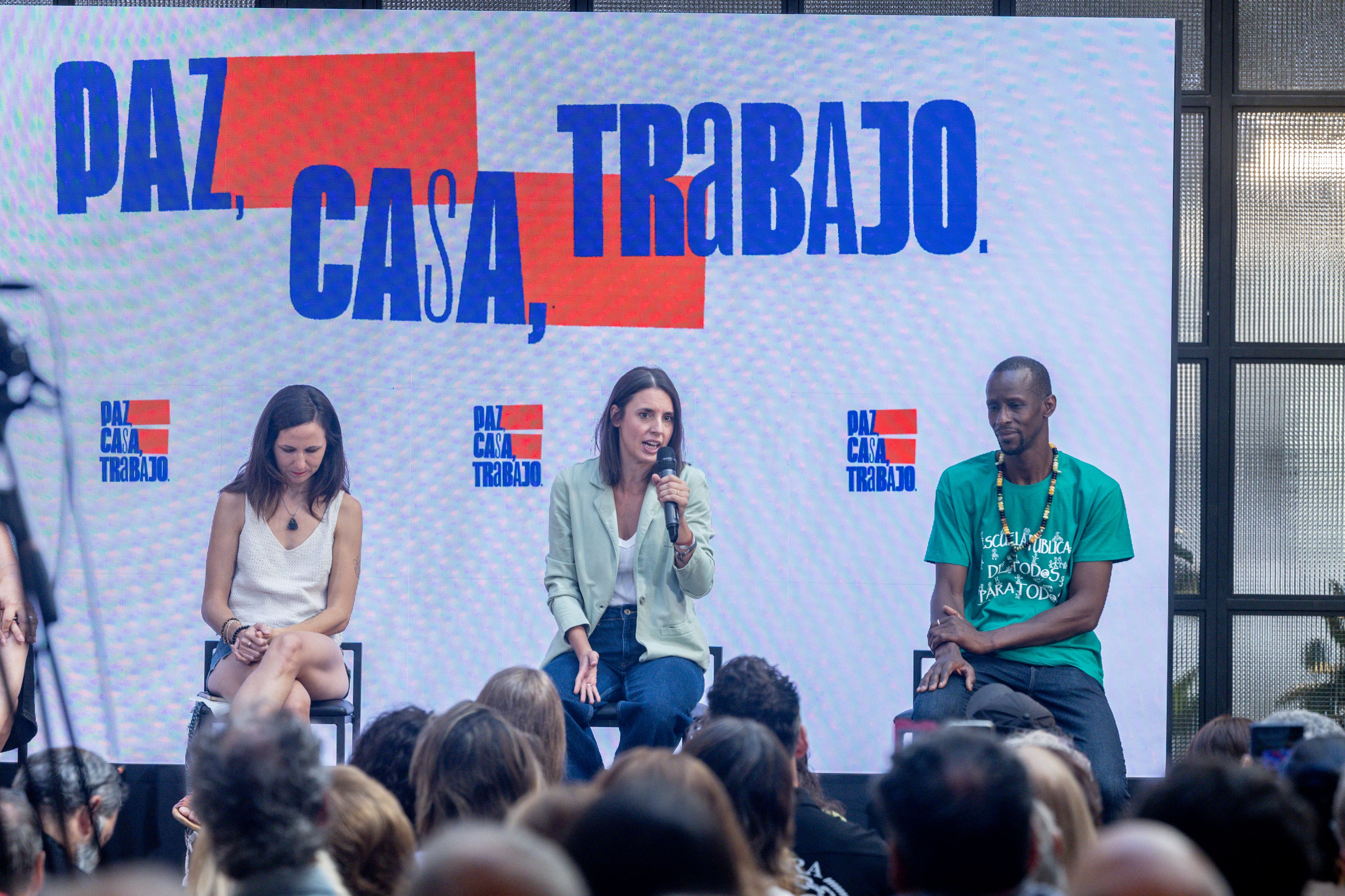 La secretaria general de Podemos, Ione Belarra, la secretaria política de Podemos y eurodiputada, Irene Montero, el exdiputado de Podemos en la Asamblea de Madrid, Serigne Mbaye