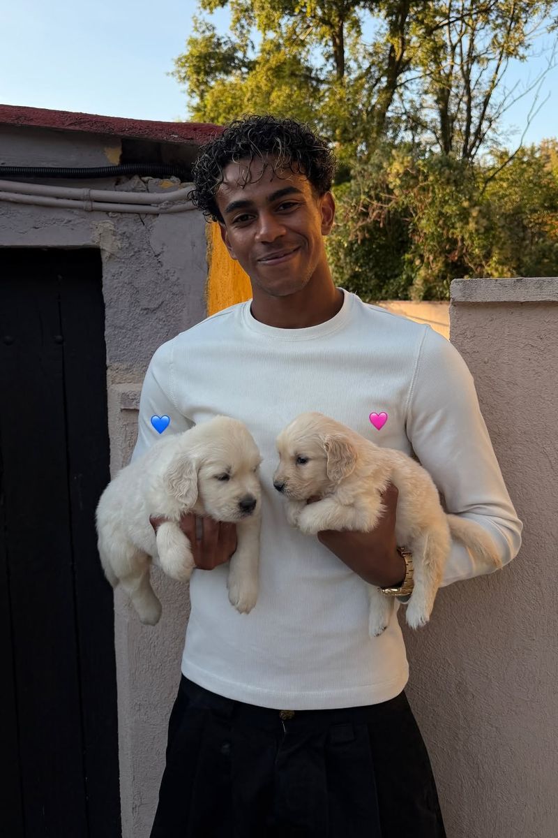 Lamine Yamal con sus nuevos cachorros