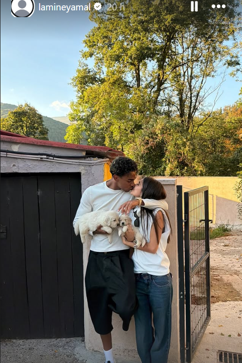 Lamine Yamal e Inés García con sus perritos