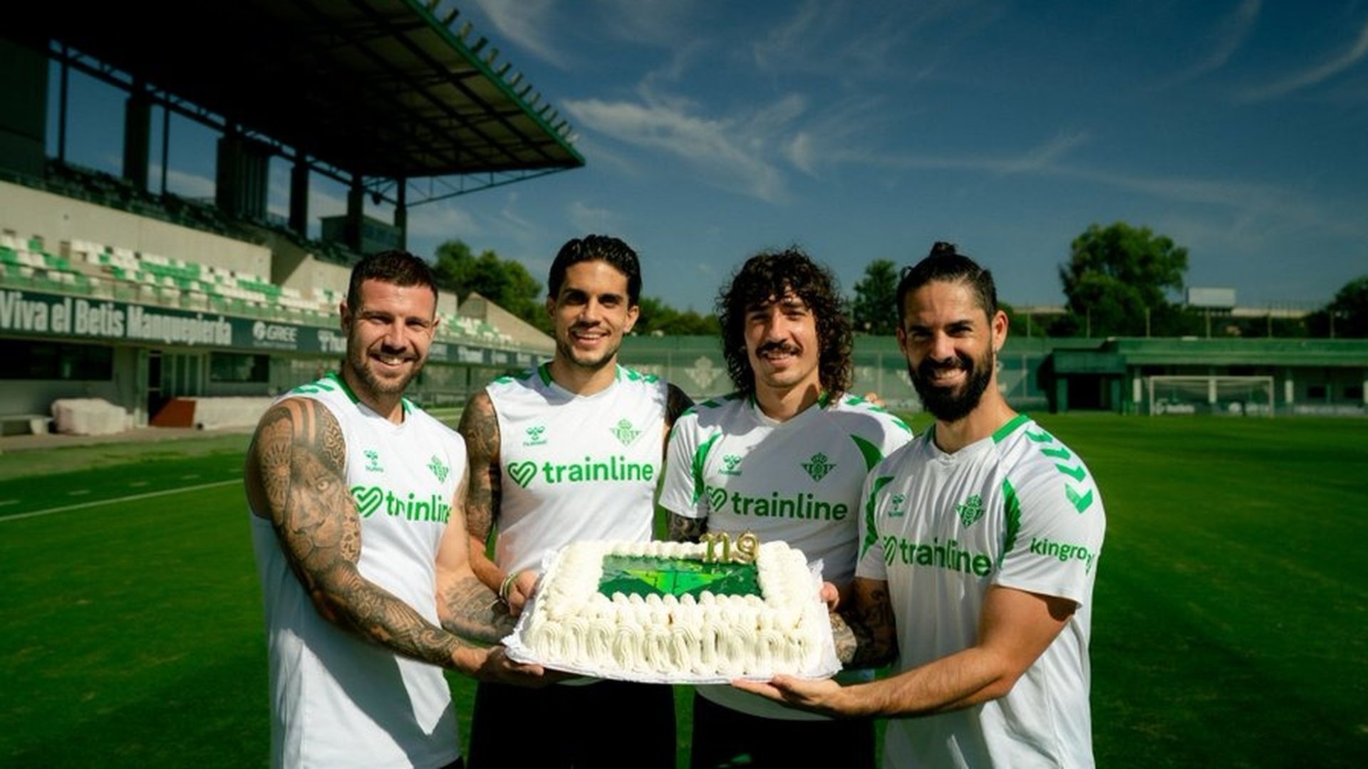 Los capitanes del Betis celebran el 119 cumpleaños del club Los capitanes del Betis celebran el 119 cumpleaños del club