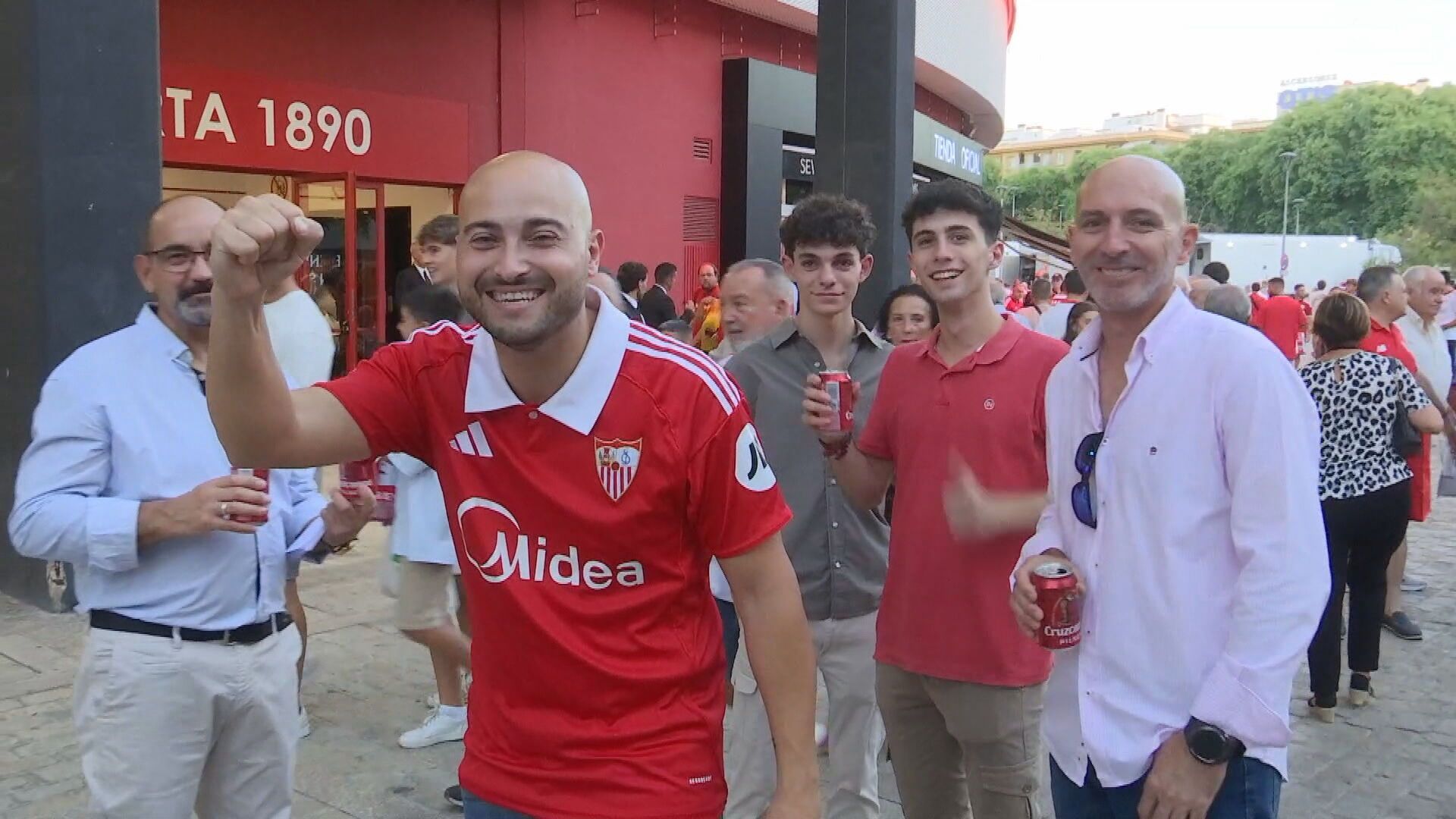 Miembros de la Peña Sevillista Antonio Puerta de Priego de Córdoba, en la previa del Sevilla-Valencia