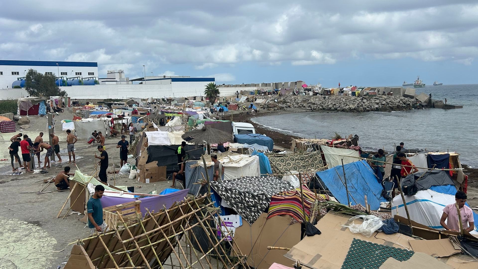 Migrantes en un nuevo asentamiento, en la playa de Benítez, a 12 de septiembre de 2026, en Ceuta (España). Migrantes en un nuevo asentamiento, en la playa de Benítez, a 12 de septiembre de 2026, en Ceuta (España).