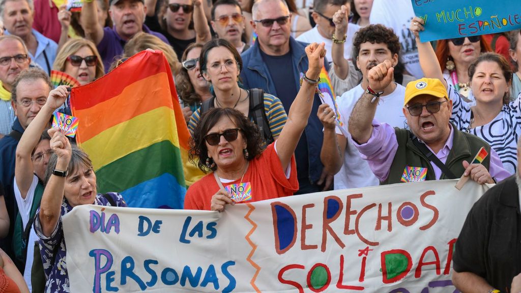 Miles de personas se concentran en Oviedo por una agresión homófoba