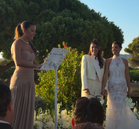 Momento en el que Nagore oficia la boda al lado de la pareja