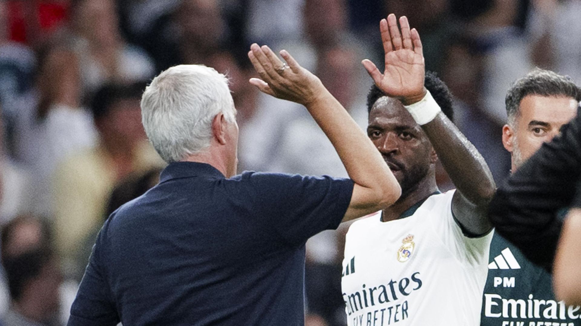 Mourinho saluda a Vinicius tras la sustitución Mourinho saluda a Vinicius tras la sustitución